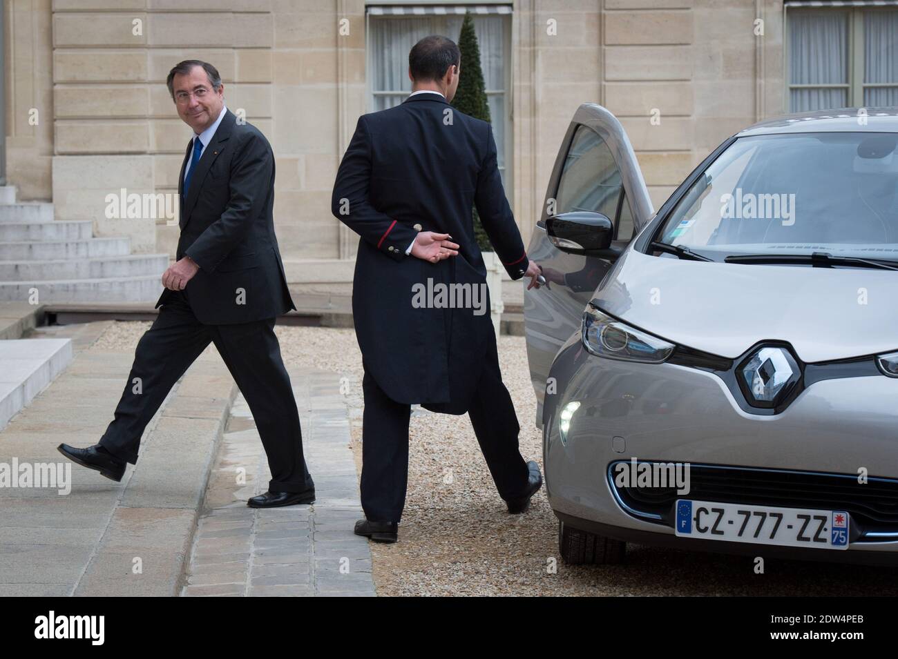 Martin Bouygues, CEO der Bouygues Gruppe, kommt am 28. April 2014 in einem Renault-Elektroauto "ZOE" im Elysee Palace in Paris an. Der deutsche Industriegigant Siemens entscheidet nach Gesprächen mit dem französischen Präsidenten Francois Hollande am 28. April über eine mögliche Ausschreibung für den französischen Ingenieurkonzern Alstom über "So bald wie möglich". Foto von Christophe Guibbaud/ABACAPRESS.COM Stockfoto