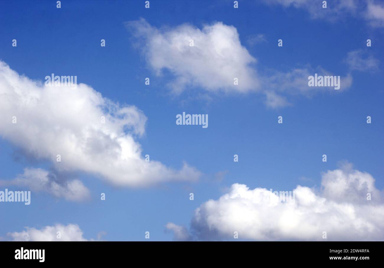 wolkiger blauer Himmel am Nachmittag Stockfoto