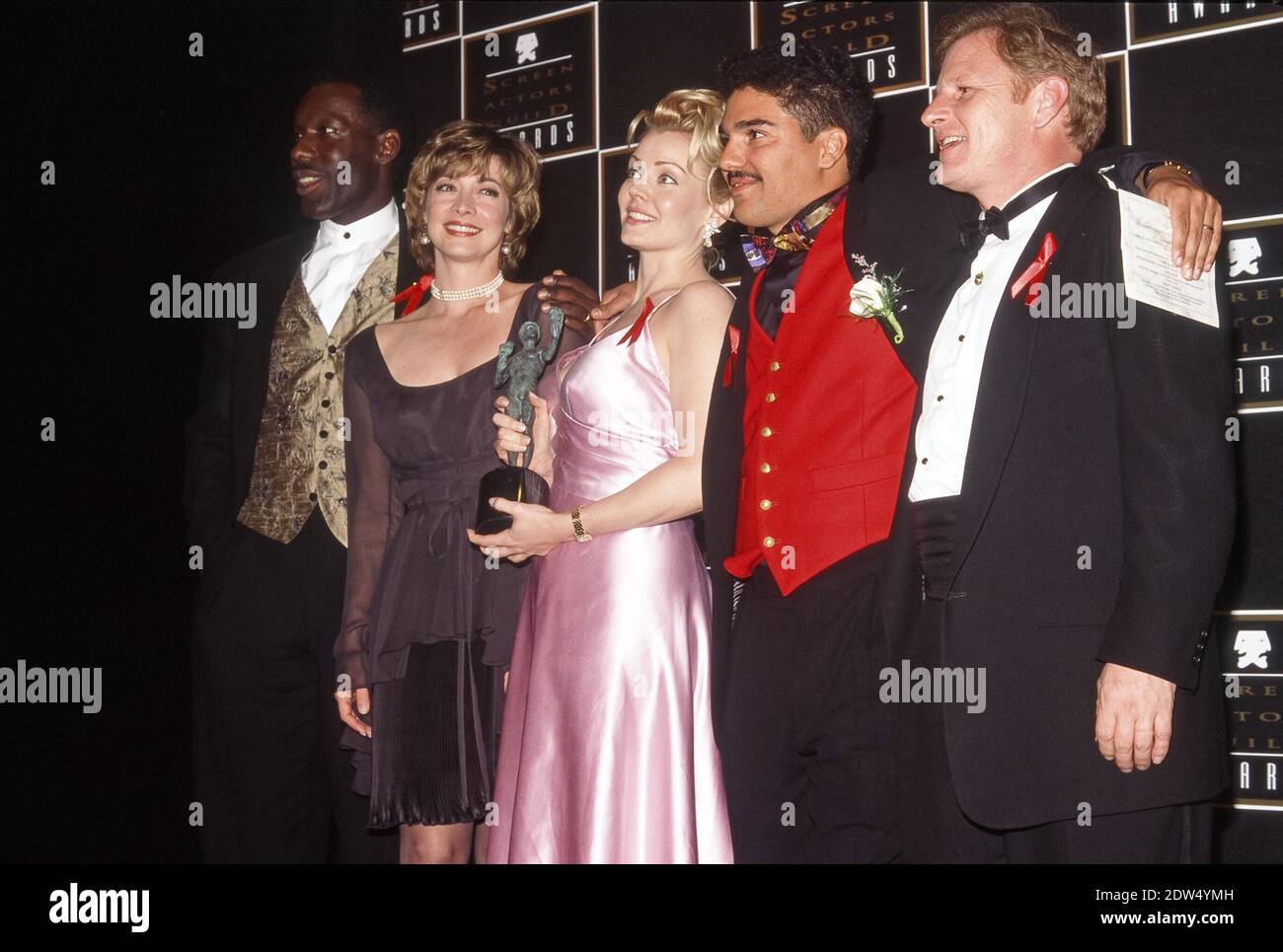 James McDaniel, Sharon Lawrence, Gail O'Grady, Nicholas Turturro, Gordon Clapp bei den 1. Annual Screen Actors Guild Awards in Universal City, CA, 25. Februar 1995 / Aktenzeichen # 34000-1685PLTHA Stockfoto