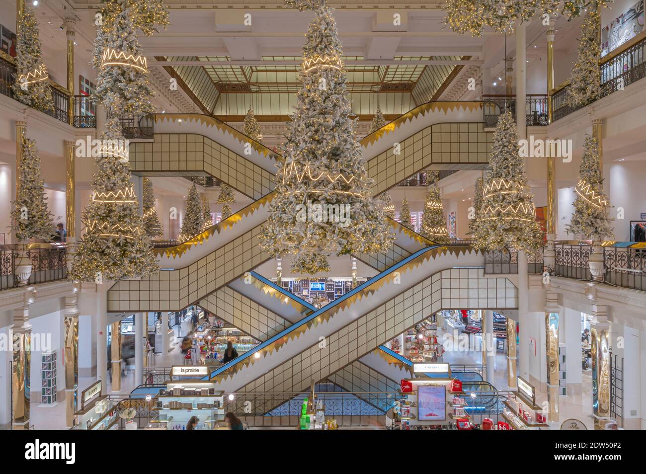 Paris, Frankreich - 12 21 2020: Der Bon Marché Laden mit seinen unglaublichen Treppen und Weihnachtsdekorationen in der Covid Periode Stockfoto