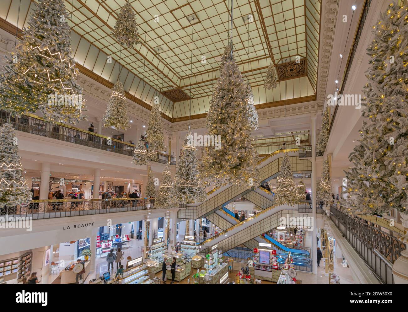 Paris, Frankreich - 12 21 2020: Der Bon Marché Laden mit seinen unglaublichen Treppen und Weihnachtsdekorationen in der Covid Periode Stockfoto