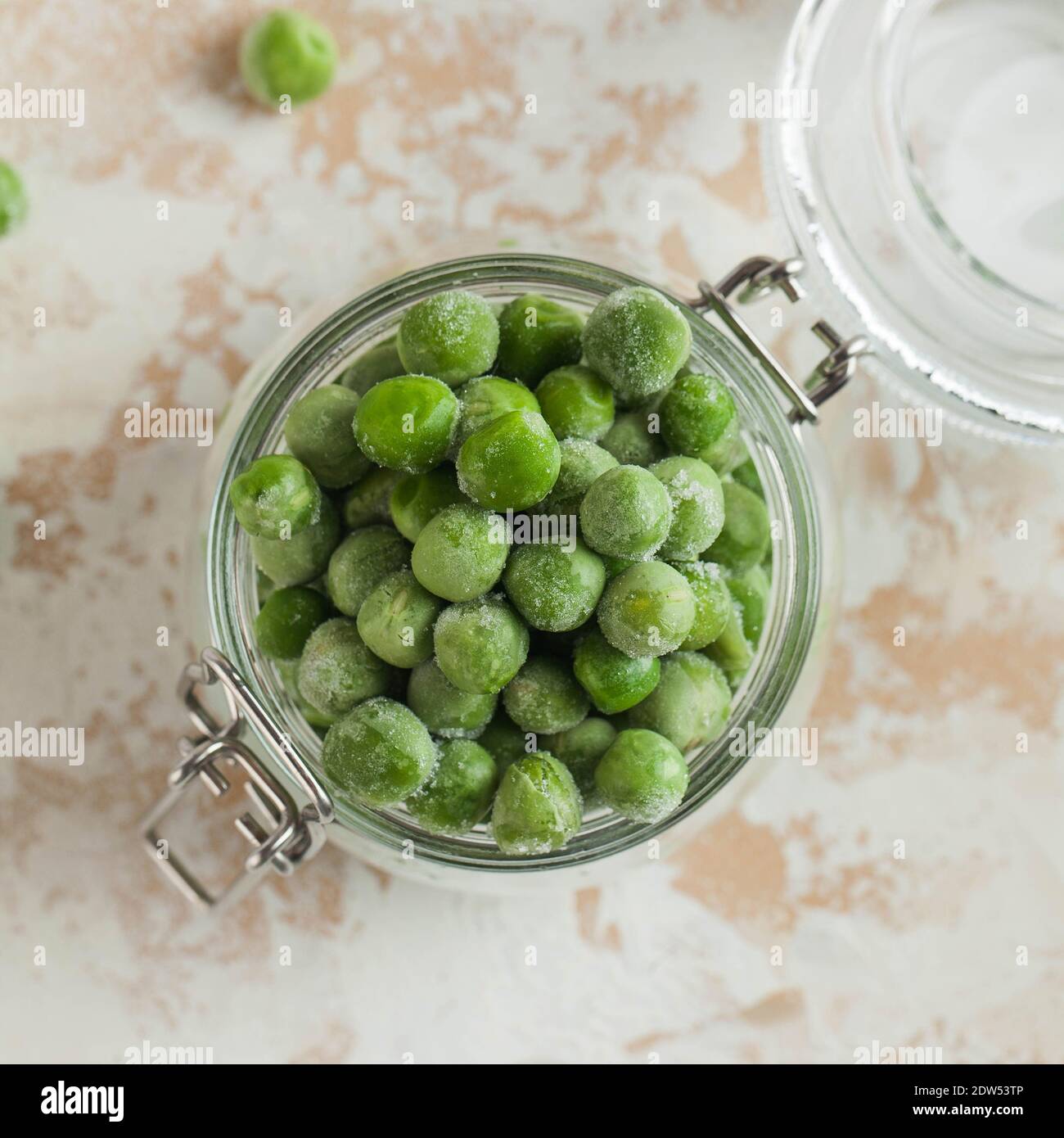 Gefrorene Erbsen in einem Glas. Das Einfrieren ist eine sichere Methode zur  Erhöhung der Haltbarkeit nahrhafter Lebensmittel Stockfotografie - Alamy