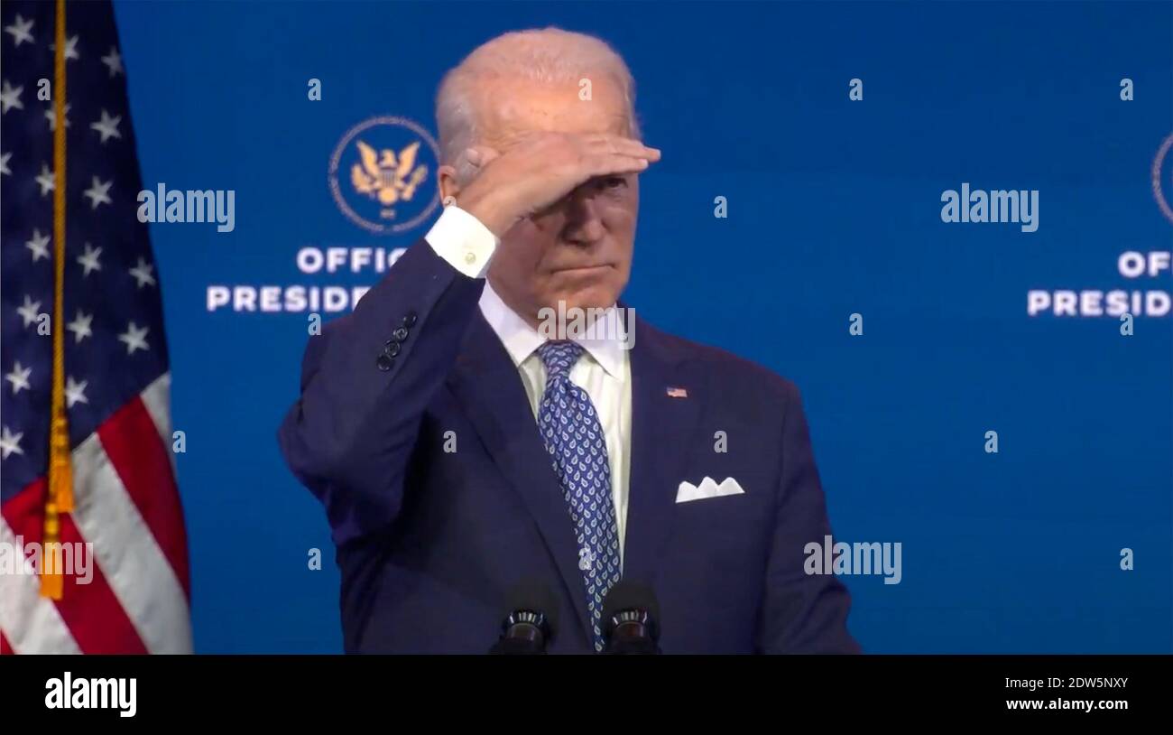 Der designierte US-Präsident Joe Biden schützt seine Augen vor dem Glanz der Fernsehlichter, während er Fragen aus dem Medienpool beantwortet, nachdem er am Dienstag, dem 22. Dezember 2020, im Queen Theatre in Wilmington, Delaware, vor dem Feiertag eine Stellungnahme abgab. Quelle: Biden Transition TV via CNP /MediaPunch Stockfoto