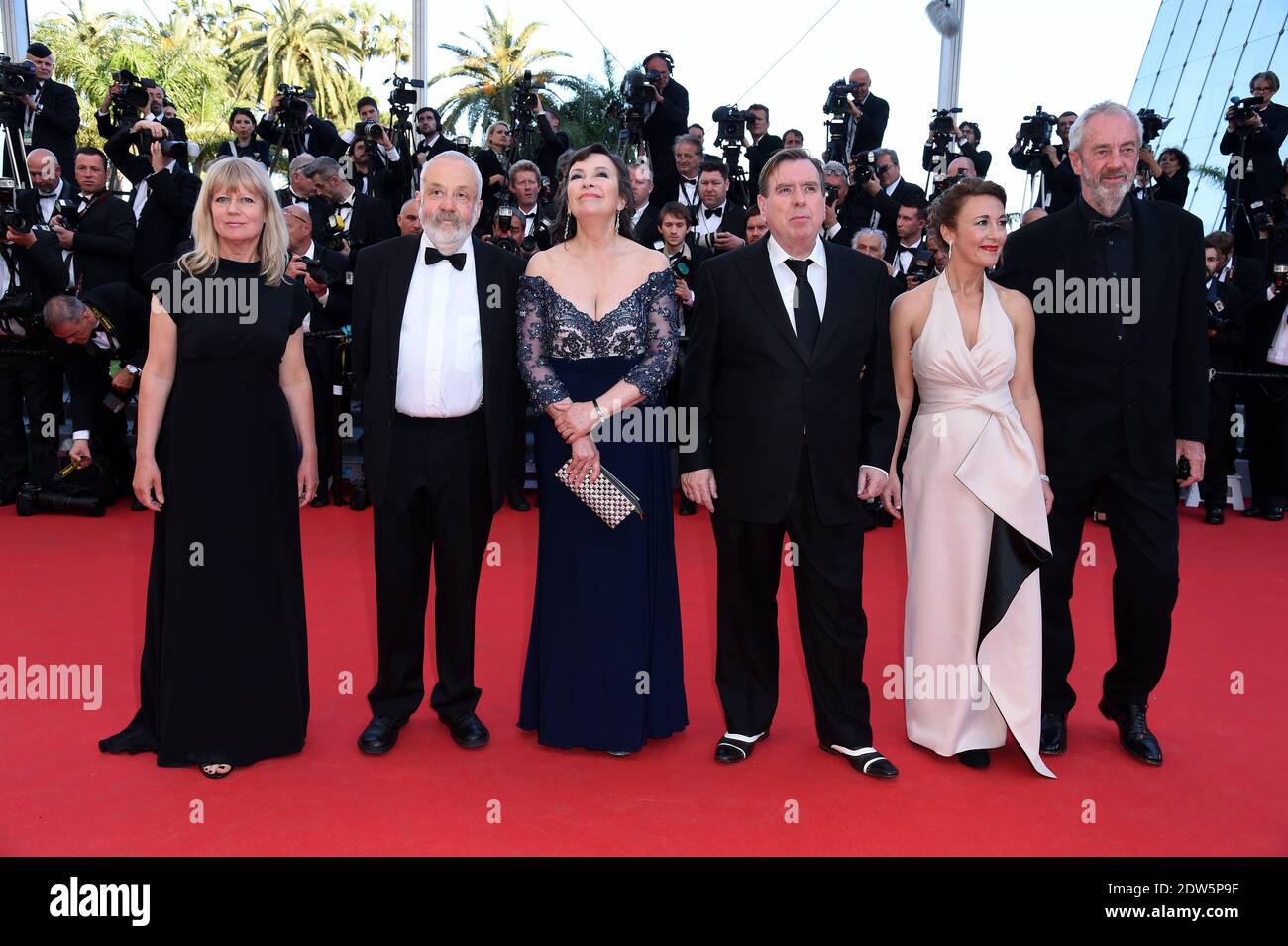 Die Produzentin Georgina Lowe, der Regisseur Mike Leigh, die Schauspieler Marion Bailey, Timothy Spall und Dorothy Atkinson bei der MR Turner-Vorführung und der Party Girl-Vorführung, die am 15. Mai 2014 im Palais des Festivals in Cannes, Frankreich, im Rahmen der 67. Filmfestspiele von Cannes stattfand. Foto von Lionel Hahn/ABACAPRESS.COM Stockfoto