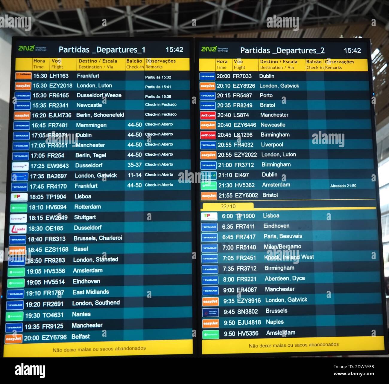 Gehen Sie mit den Abflugzeiten der Flüge am Flughafen Faro an Bord Stockfoto