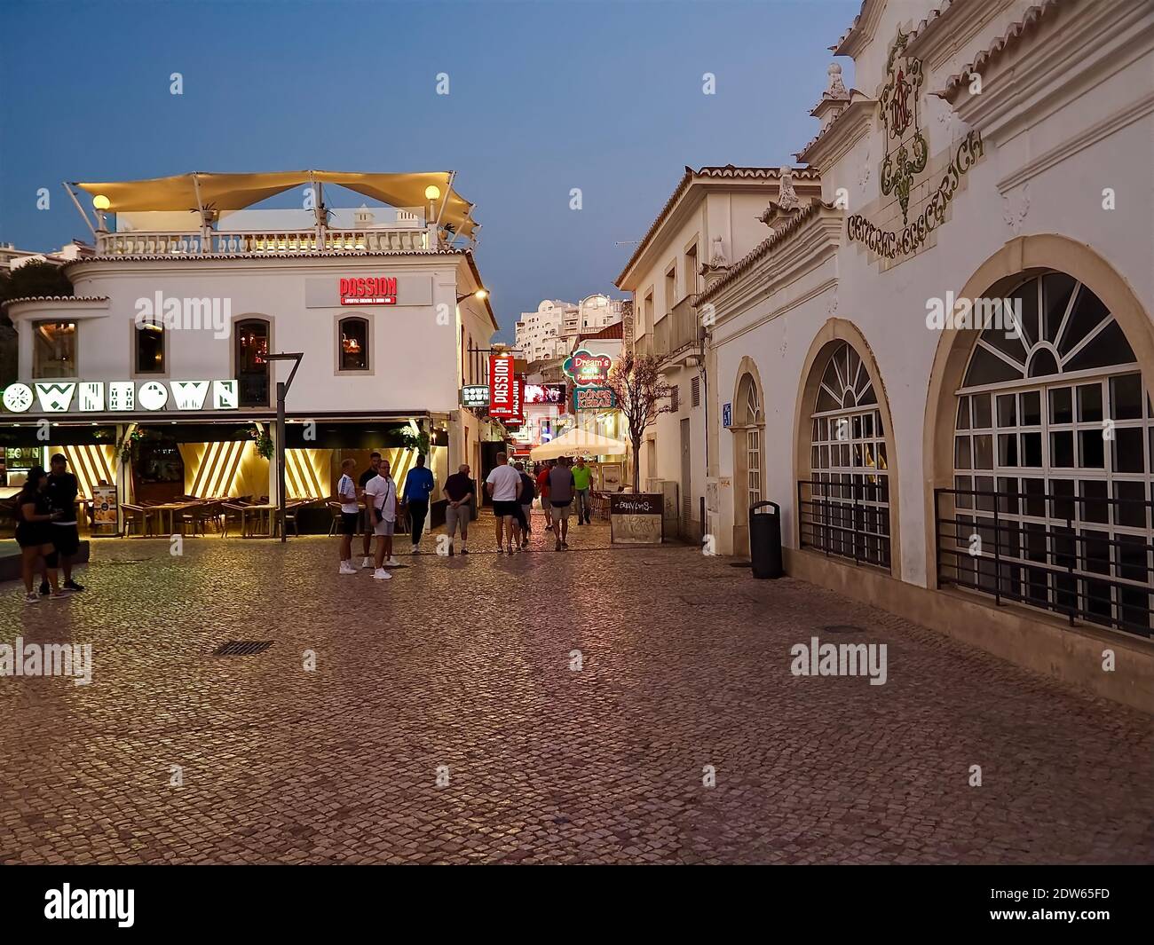 Nachtleben in der Altstadt von Albufeira im Algarve Küste von Portugal Stockfoto