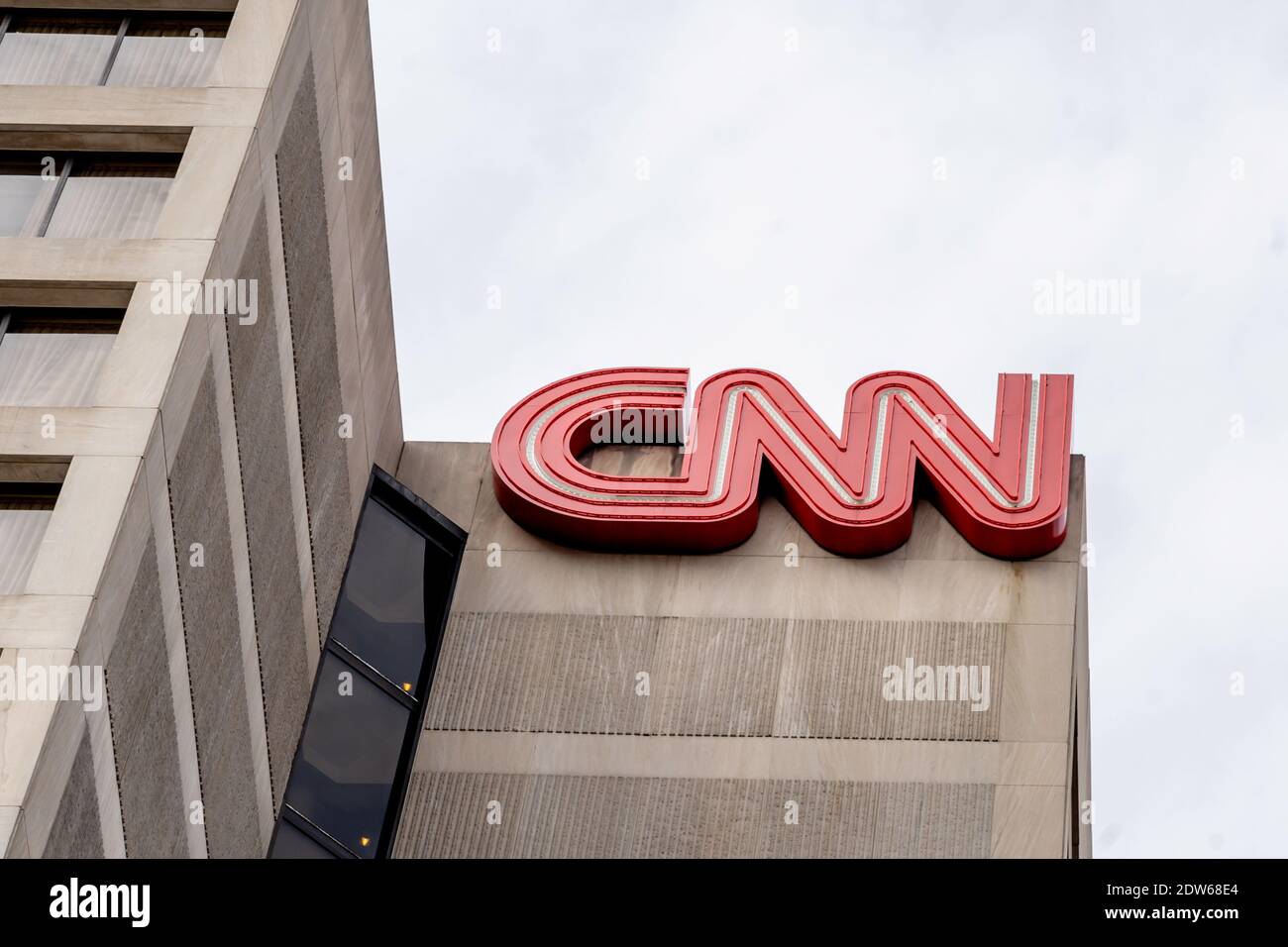 CNN-Schild am CNN Center-Gebäude in Atlanta, Georgia, USA Stockfoto