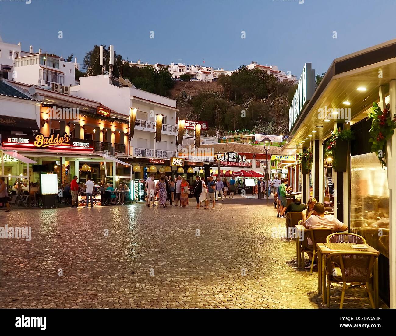 Nachtleben in der Altstadt von Albufeira im Algarve Küste von Portugal Stockfoto