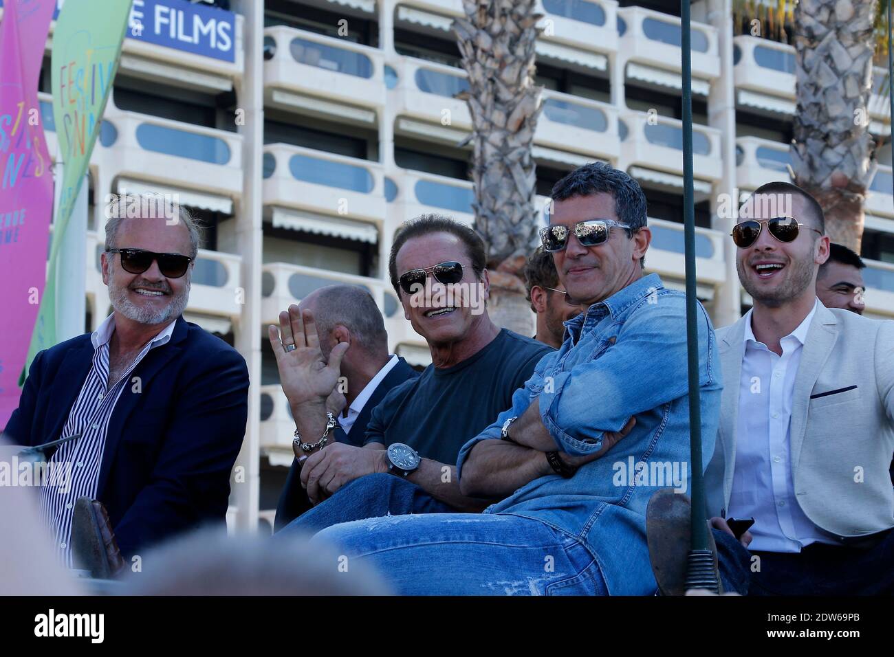 'The Expendables 3 Cast including Sylvester Stallone, Arnold Schwarzenegger, Harrison Ford, Mel Gibson, Antonio Banderas, Jason Statham, Wesley Snipes, Dolph Lundgren, Kellan Lutz, Kelsey Grammer, Ronda Rousey und Randy Couture fahren zwei gepanzerte Fahrzeuge, die sie entlang der Strandpromenade von Croisette zu ihrer Pressekonferenz im Carlton Hotel führen, Im Rahmen der 67. Filmfestspiele von Cannes, am 18. Mai 2014 in Cannes, Südfrankreich. Foto von ABACAPRESS.COM Stockfoto