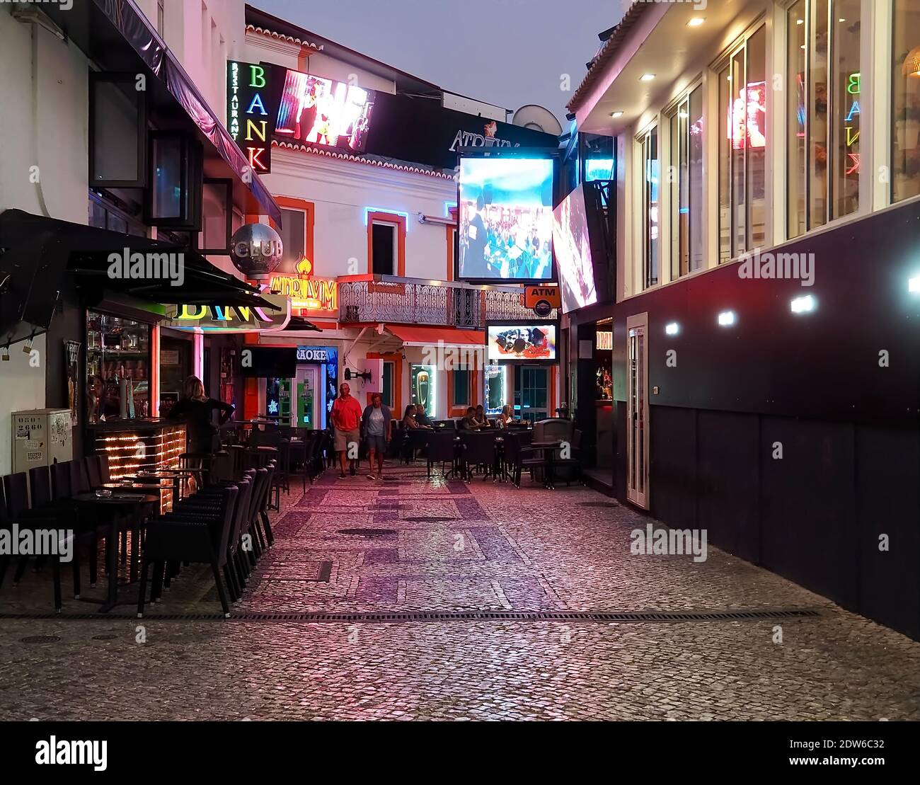 Nachtleben in der Altstadt von Albufeira im Algarve Küste von Portugal Stockfoto