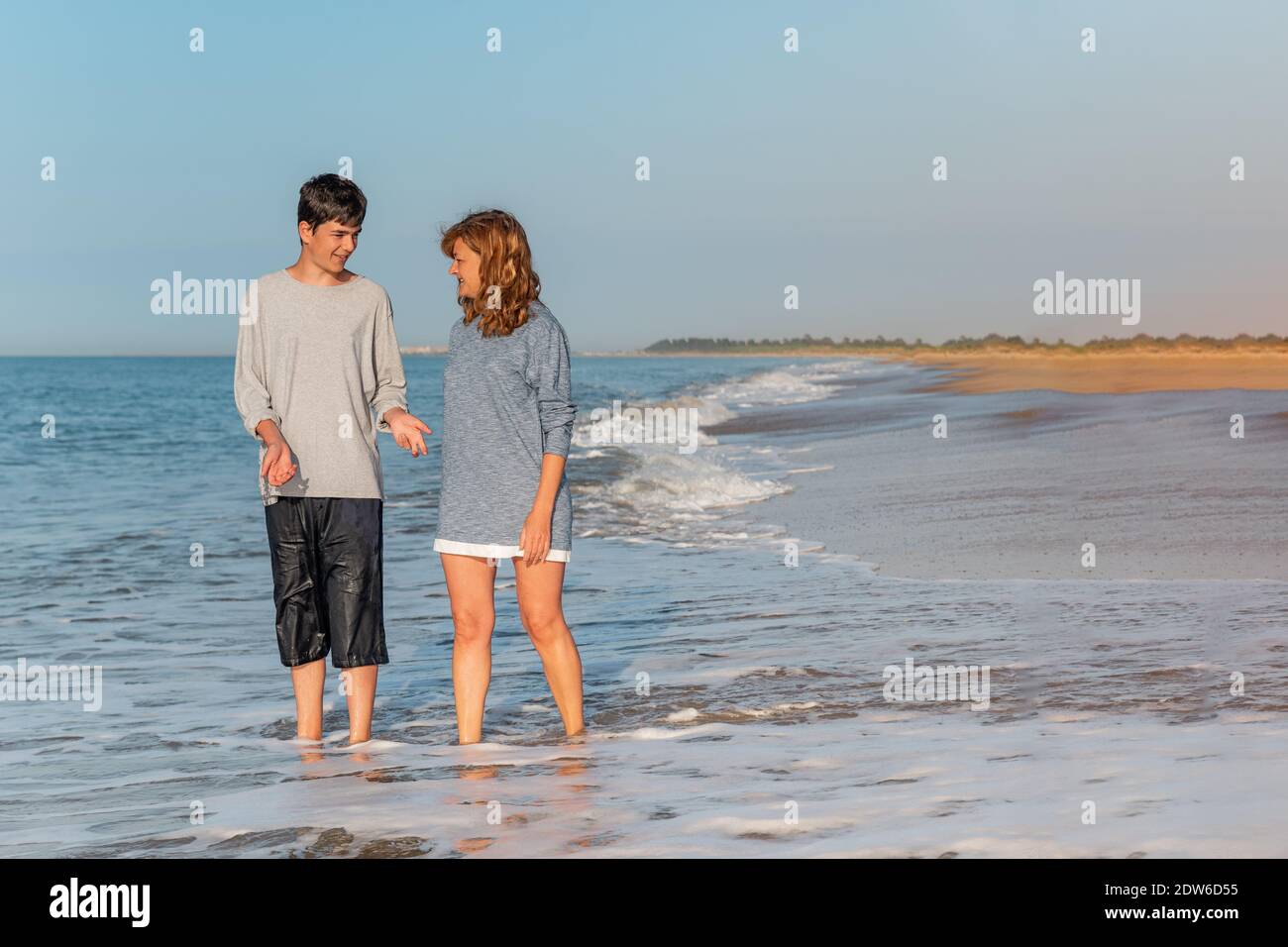 Frau spielt mit ihrem Sohn am Strand Stockfoto