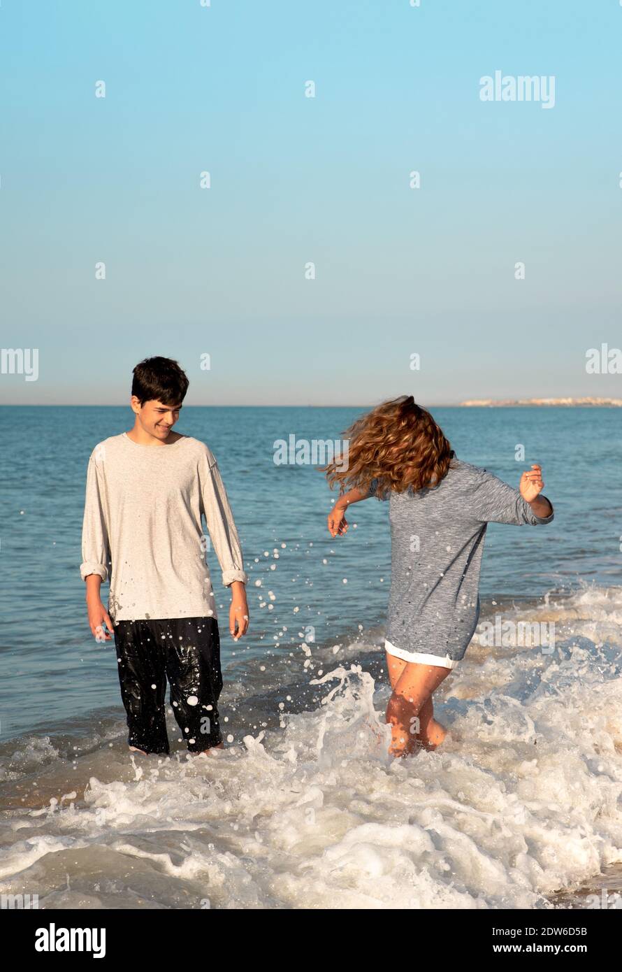 Frau spielt mit ihrem Sohn am Strand Stockfoto