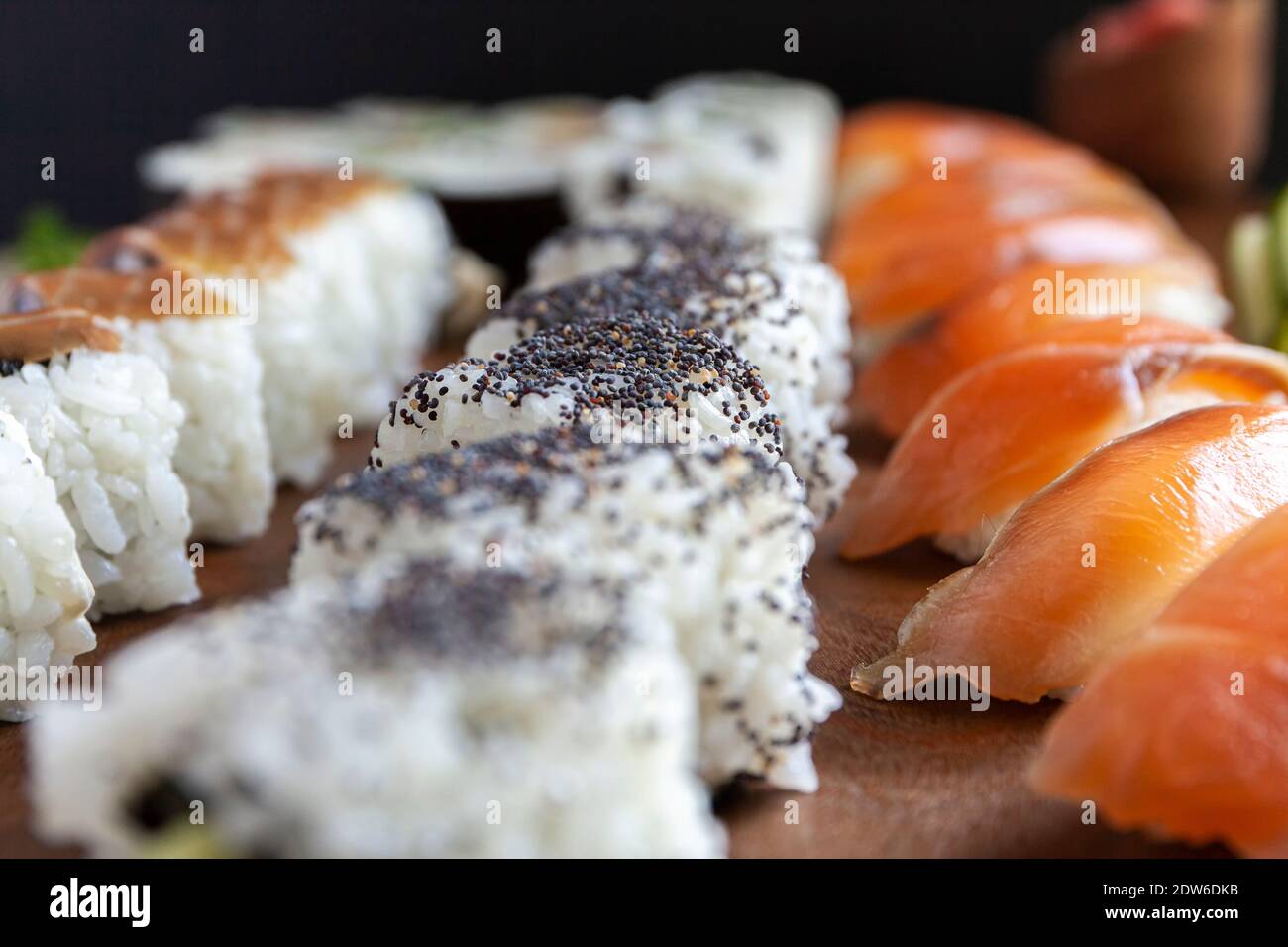 Ein Satz Sushi-Rollen, die köstlich auf einer Platte ausgelegt sind Stockfoto