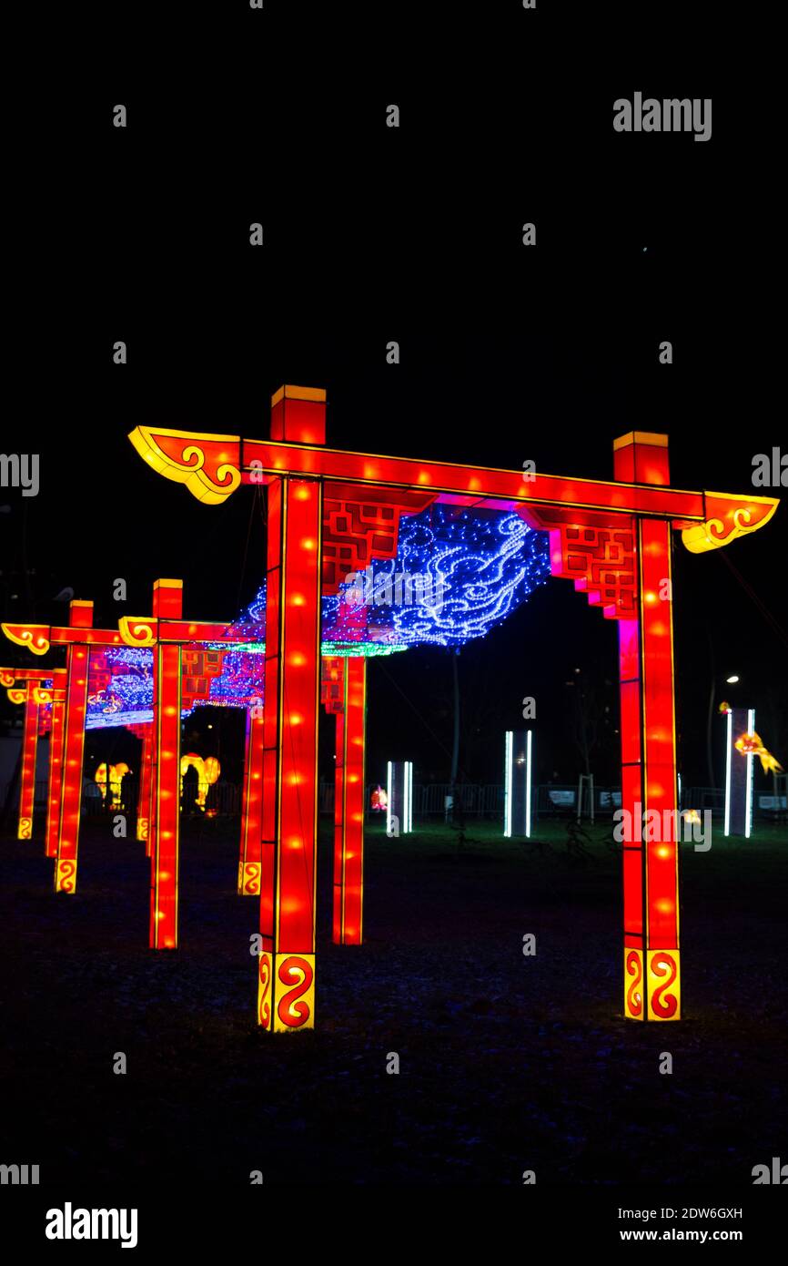 Lichtinstallationen des traditionellen Toreingangs von Rot-China beim chinesischen Lichterfest im Limanski Park in Novi Sad, Serbien. Stockfoto