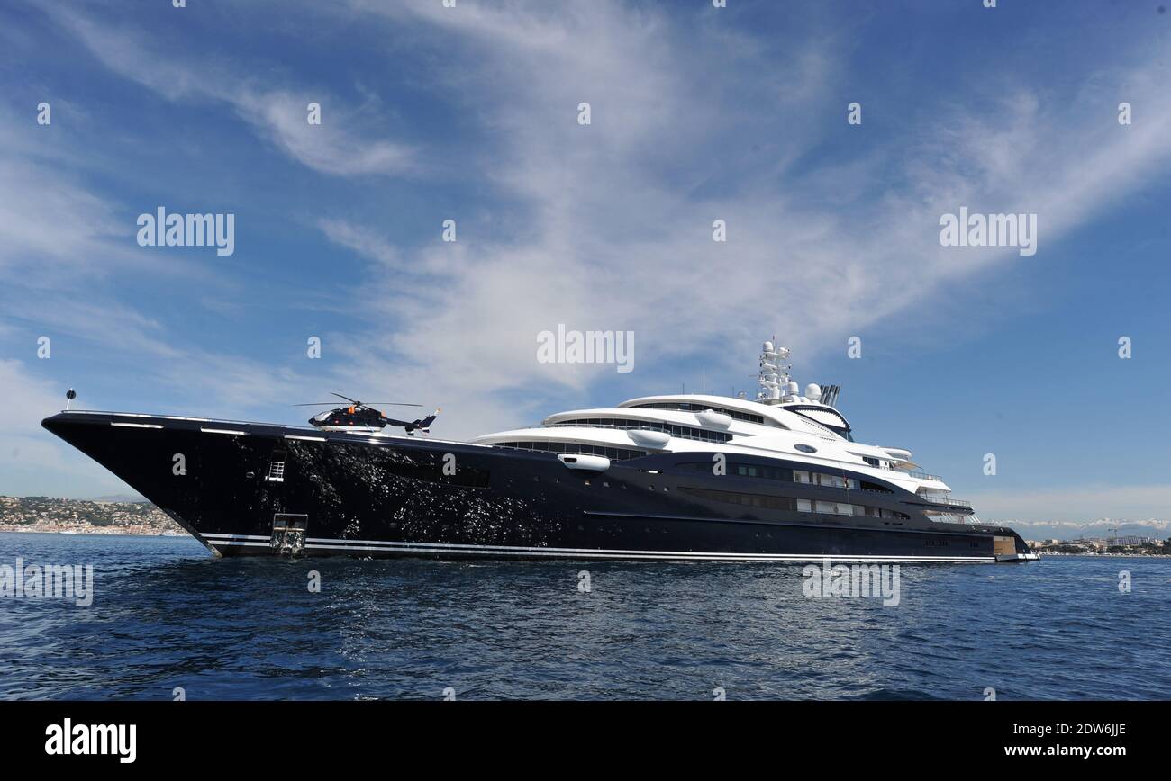 Serene ist eine der größten privaten Superyachten der Welt. Sie wurde von der italienischen Werft Fincantieri gebaut und im August 2011 an ihren Besitzer ausgeliefert.[1] Sie war eine der 10 größten Yachten der Welt mit einer Gesamtlänge von 439.3 Fuß und einem Balken von 60.7 Fuß.[2] Sie wurde für den russischen Vokda-Tycoon Yuri Scheffler für 330 Millionen Dollar gebaut. Hier in der Bucht von Cannes, Südfrankreich, am 18. Mai 2014. Foto von JMP/ABACAPRESS.COM Stockfoto