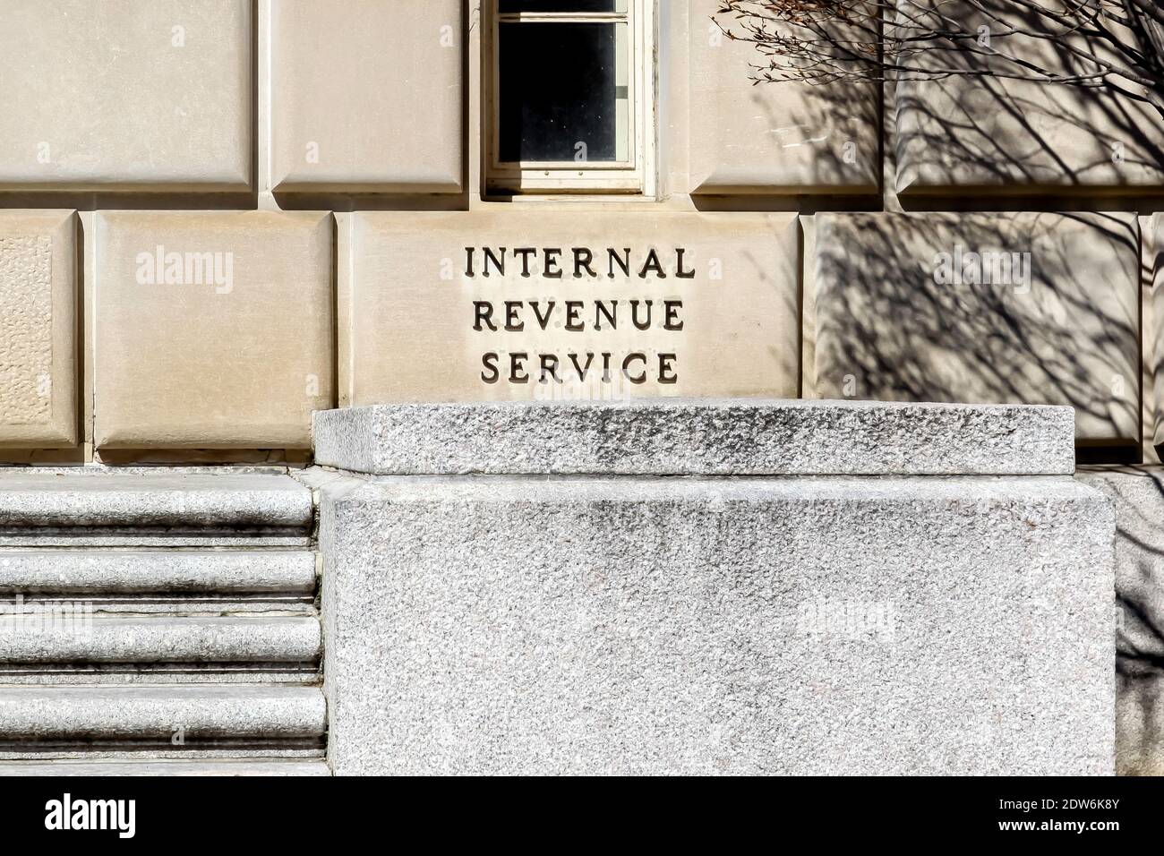 Zeichen des United States Internal Revenue Service (IRS) in ihrem Hauptsitz in Washington, D.C. USA. Stockfoto
