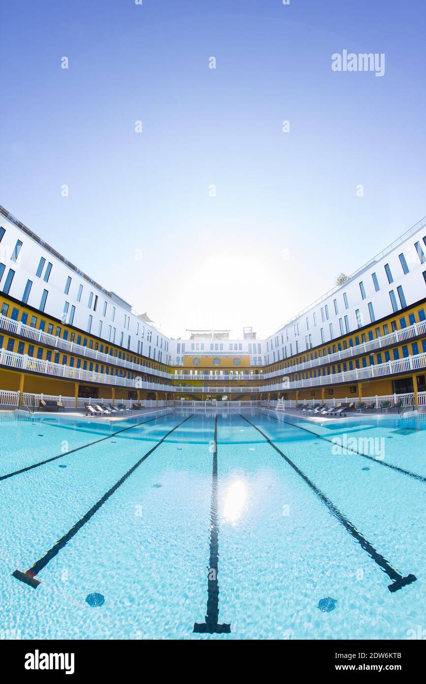 Atmosphäre im Piscine Molitor (Schwimmbad) am ersten Tag der Wiedereröffnung in Paris, Frankreich, am 19. Mai 2014. Der berühmte Pariser Molitor-Swimmingpool, der vor 25 Jahren geschlossen und in einem Direperor zurückgelassen wurde und mit Graffiti bedeckt war, wurde renoviert und ist jetzt Teil eines privaten Hotelkomplexes. Foto von Romain Boe/ABACAPRESS.COM Stockfoto