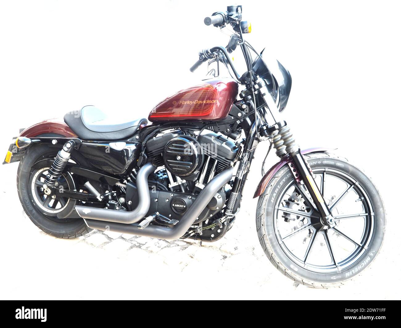 Harley Davidson Fahrrad mit einem roten Tank auf weißem Hintergrund Stockfoto