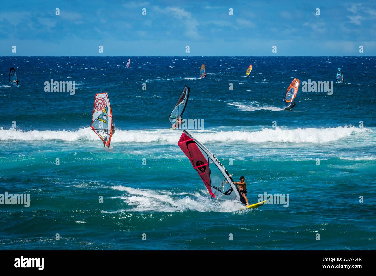 Maui, Hawaii, Ho‘okipa Windsurfer ähnlich Schmetterlingen Stockfoto