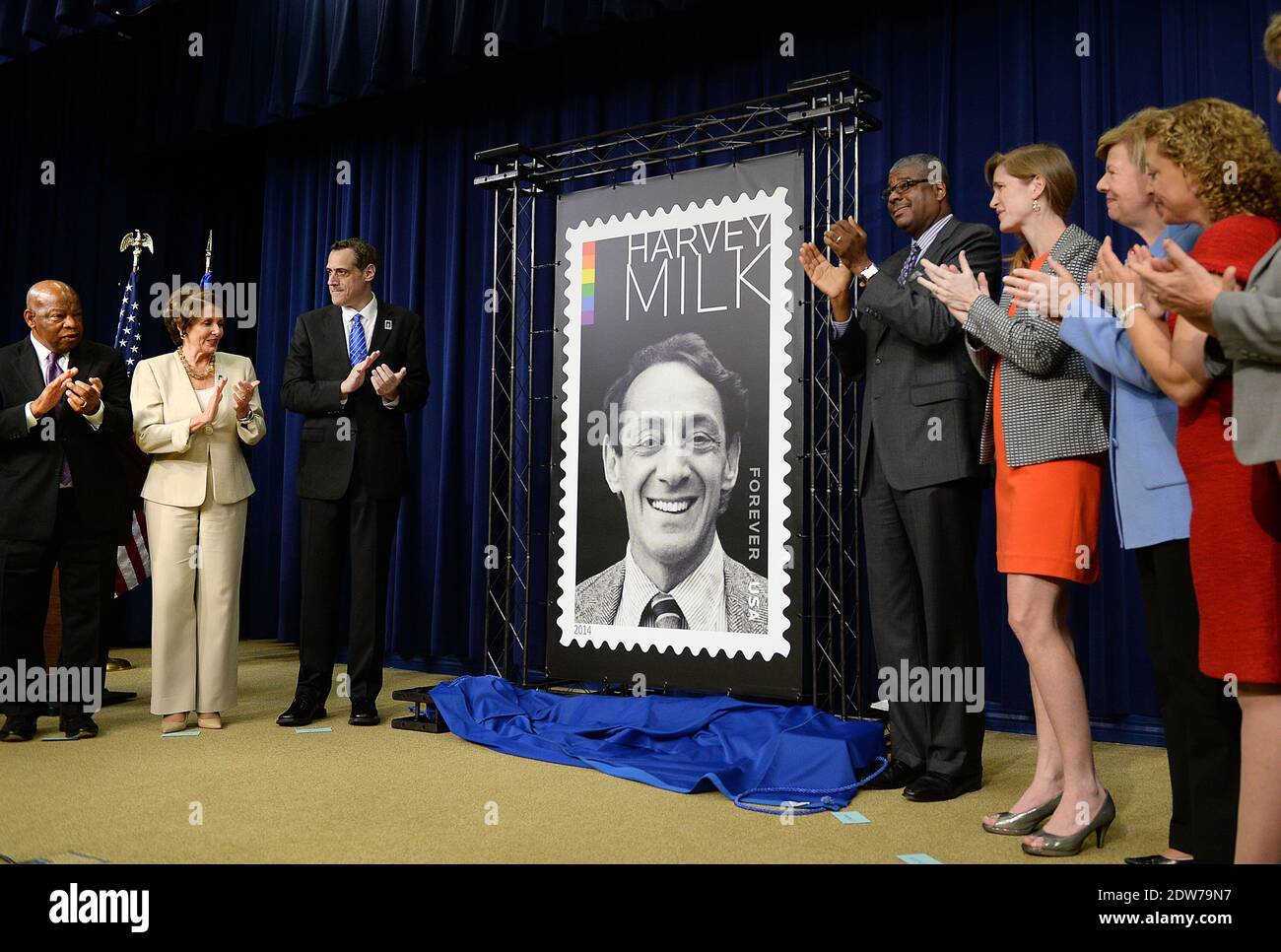 L bis R: Repräsentant John Lewis, House Democratic Leader Nancy Pelosi, Mitbegründer der Harvey Milk Foundation, Stuart Milk, Deputy Postmaster General Ronald A. Stroman, US-Botschafter bei den Vereinten Nationen Samantha Power und Senator Tammy Baldwin nehmen an der ersten Tag-of-Ausgabe Zeremonie für die Harvey Milk Forever Stempel im Weißen Haus 22. Mai 2014 in Washington, DC, USA. Foto von Olivier Douliery/ABACAPRESS.COM Stockfoto