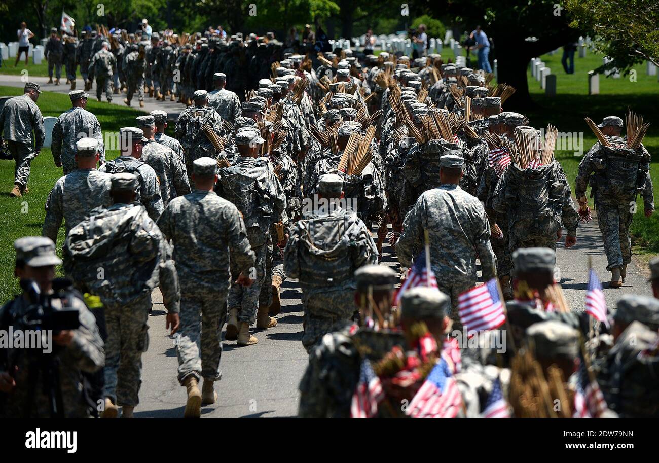 Mitglieder des Dritten US-Infanterie-Regiments (The Old Guard) platzieren vor dem Memorial Day am 22. Mai 2014 auf dem Arlington Cemetery in Washington, DC, USA, eine amerikanische Flagge vor den mehr als 220,000 Gräbern. Foto von Olivier Douliery/ABACAPRESS.COM Stockfoto