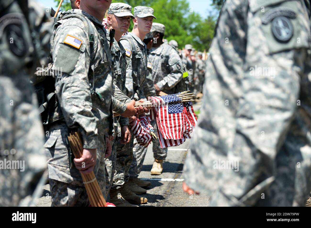 Mitglieder des Dritten US-Infanterie-Regiments (The Old Guard) platzieren vor dem Memorial Day am 22. Mai 2014 auf dem Arlington Cemetery in Washington, DC, USA, eine amerikanische Flagge vor den mehr als 220,000 Gräbern. Foto von Olivier Douliery/ABACAPRESS.COM Stockfoto