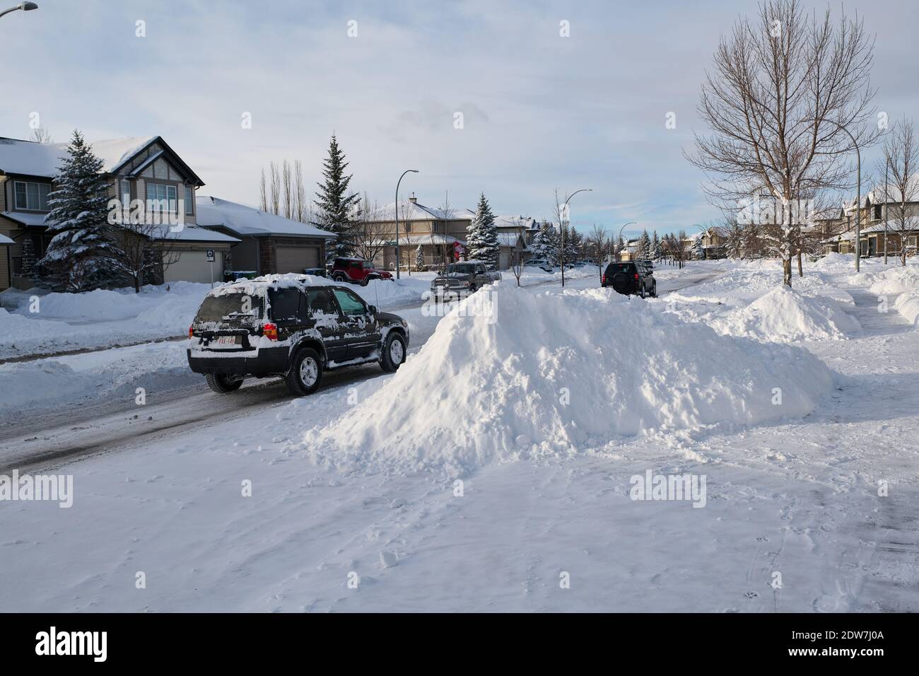 Calgary Straße nach 30cm Schnee, Calgary, Lake Chapala, Alberta, Kanada: 2020-12-22 Stockfoto