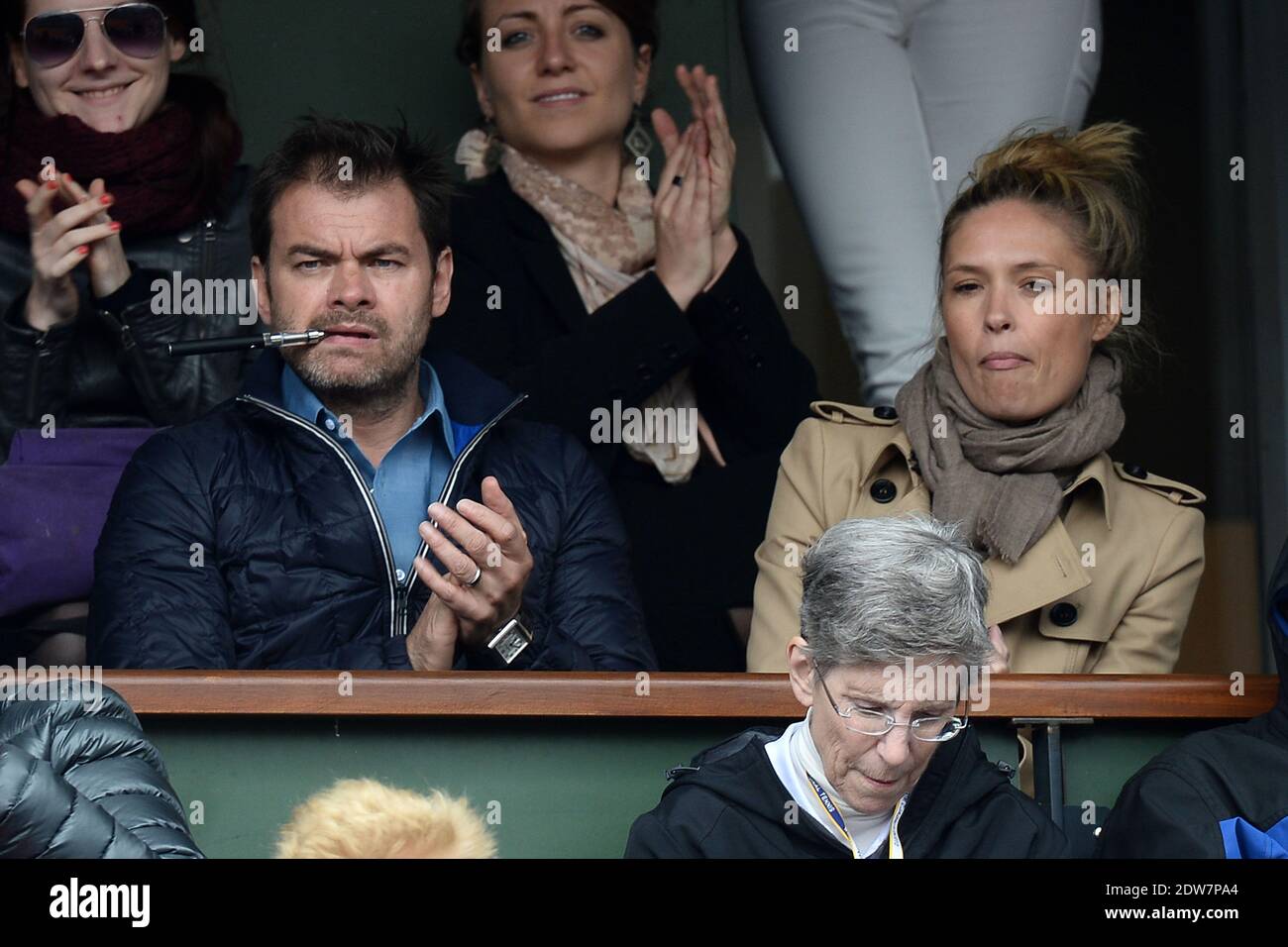 Clovis Cornillac und seine Frau Lilou Figli sehen sich ein Spiel während der ersten Runde der French Tennis Open in der Roland-Garros Arena in Paris, Frankreich am 27. Mai 2014. Foto von Laurent Zabulon/ABACAPRESS.COM Stockfoto