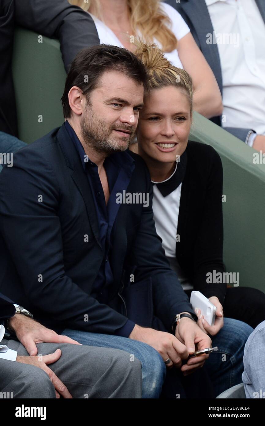 Clovis Cornillac und seine Frau Lilou Fogli, die am 3. Juni 2014 in der Roland-Garros-Arena in Paris, Frankreich, ein Spiel während der zweiten Runde der French Tennis Open watchen. Foto von Laurent Zabulon/ABACAPRESS.COM Stockfoto