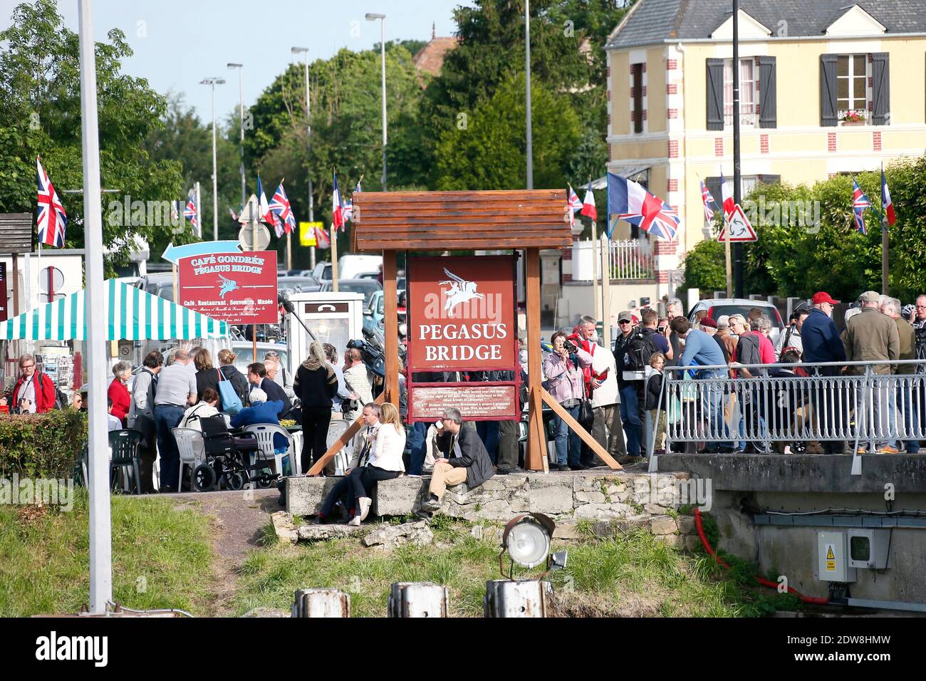 Der Prinz von Wales und die Herzogin von Cornwall treffen die Veteranen des Segelflieger-Regiments an der Pegasus-Brücke, um im Rahmen der offiziellen Feierlichkeiten anlässlich des 70. Jahrestages der Befreiung am 5. Juni einen Kranz am Segelflieger-Piloten-Memorial in Benouville zu legen. 2014 in der Normandie, Frankreich. Foto von Patrick Bernard/ABACAPRESS.COM Stockfoto