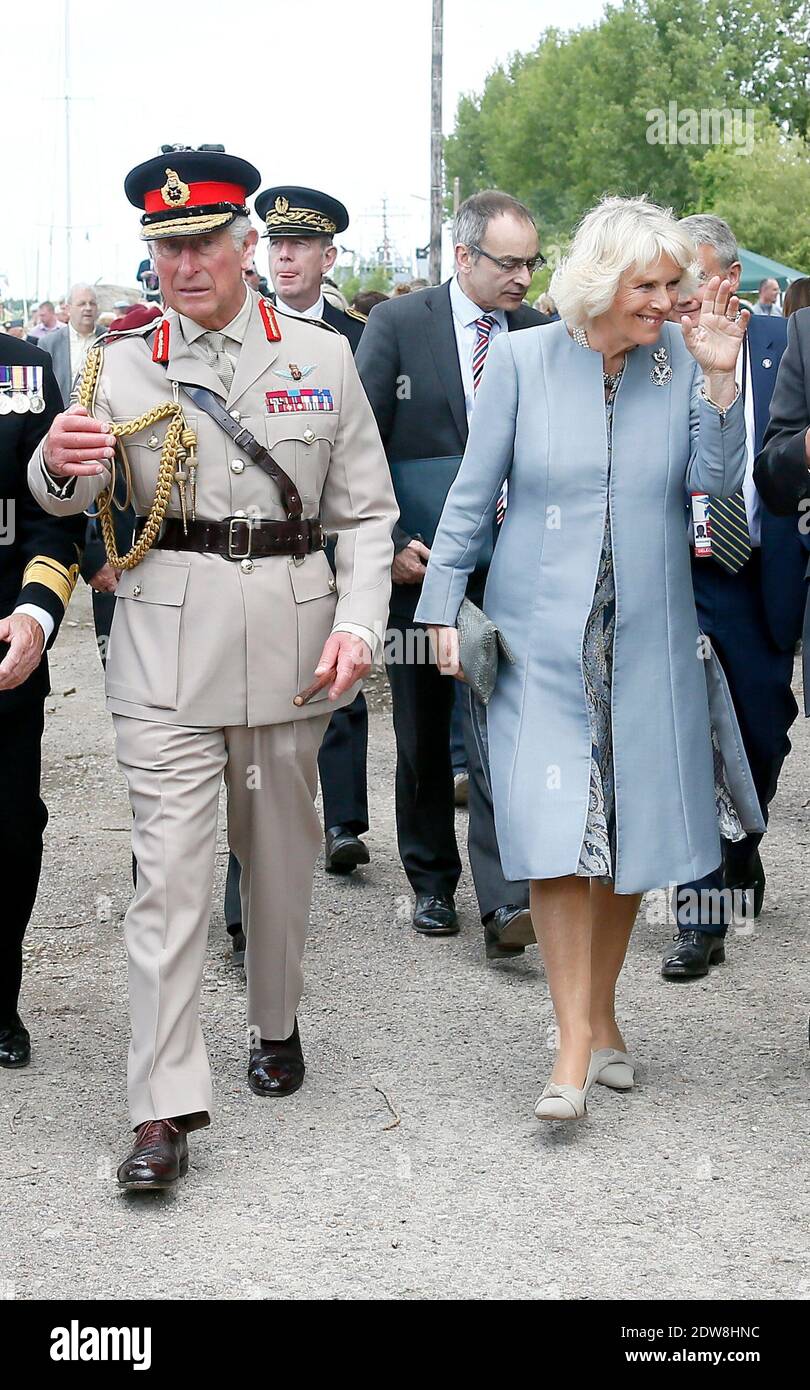 Der Prinz von Wales und die Herzogin von Cornwall treffen die Veteranen des Segelflieger-Regiments an der Pegasus-Brücke, um im Rahmen der offiziellen Feierlichkeiten anlässlich des 70. Jahrestages der Befreiung am 5. Juni einen Kranz am Segelflieger-Piloten-Memorial in Benouville zu legen. 2014 in der Normandie, Frankreich. Foto von Patrick Bernard/ABACAPRESS.COM Stockfoto