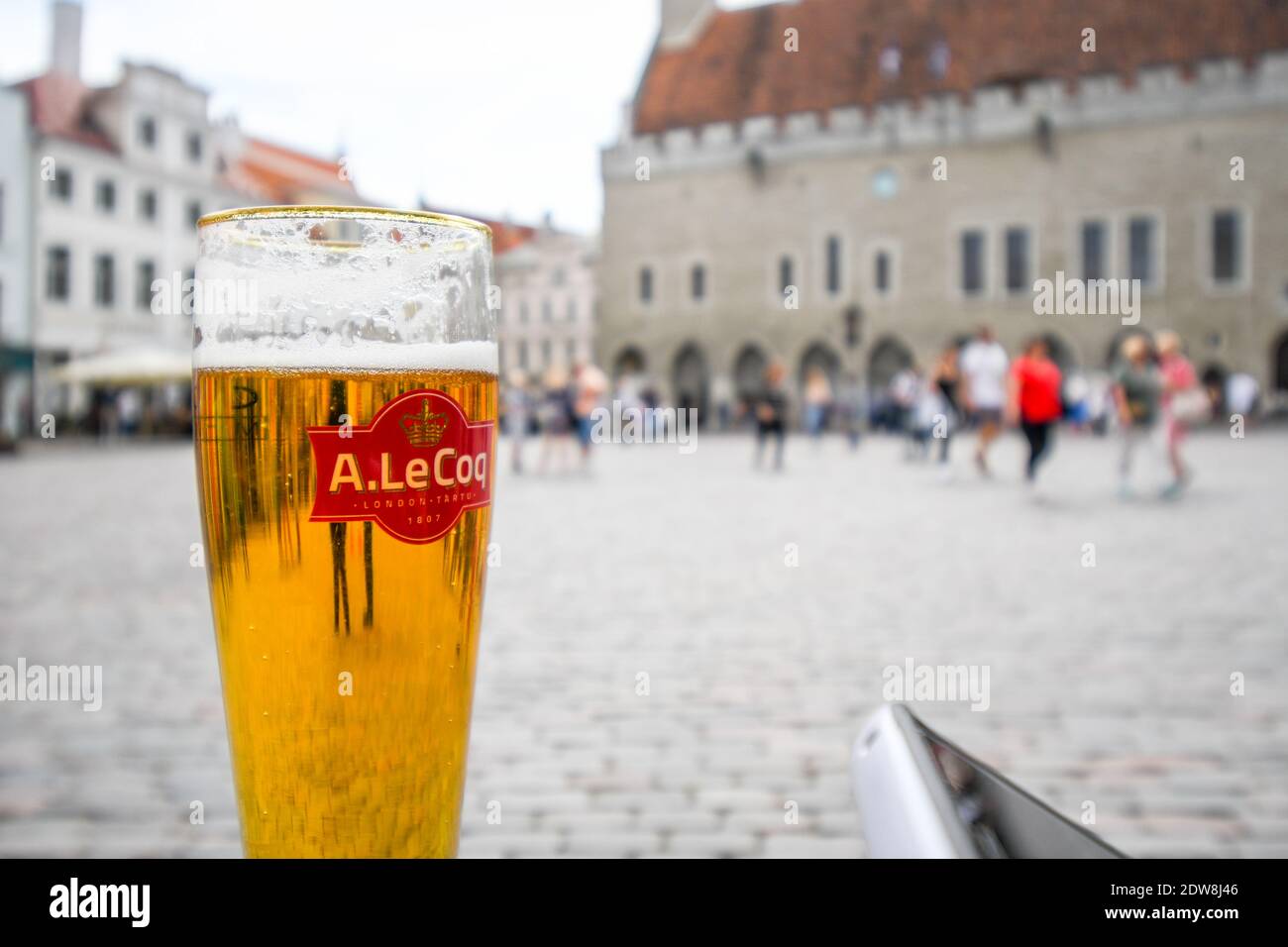 Ein Glas estnisches Bier A le Coq in einem Café im Freien auf dem historischen Altstadtplatz von Tallinn Estland. Stockfoto