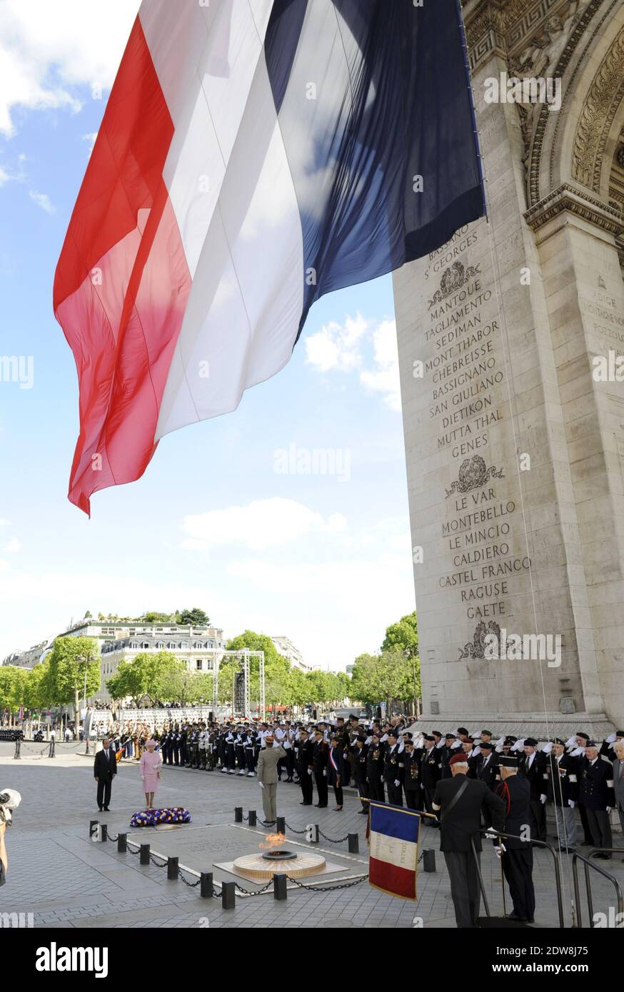 Königin Elisabeth II. Legt zusammen mit dem französischen Präsidenten Francois Hollande einen Gedenkkranz am Triumphbogen bei einem Staatsbesuch in Frankreich und der Feier des 70. Jahrestages des D-Day. Paris, Frankreich, 5. Juni 2014. Foto von Gilles Rolle/Pool/ABACAPRESS.COM Stockfoto