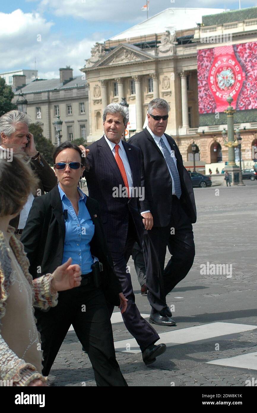 Exklusiv - Passanten achten nicht auf Außenminister John Kerry, der am 5. Juni 2014 in Paris, Frankreich, vor den Feierlichkeiten zum 70. Jahrestag des D-Day in der Normandie den Place de la Concorde und die Champs Elysees unter großer Sicherheit zu Fuß hinaufgeht. Foto von Alain Apaydin/ABACAPRESS.COM Stockfoto