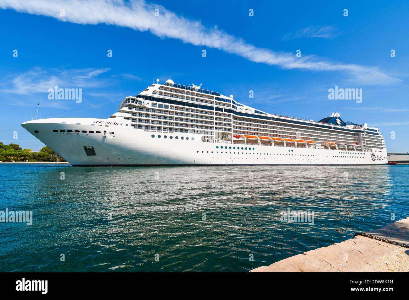 Blick von der Uferpromenade des MSC Kreuzfahrtschiffes Musica zieht in den Hafen am 12. September 2019 in Brindisi Italien. Stockfoto