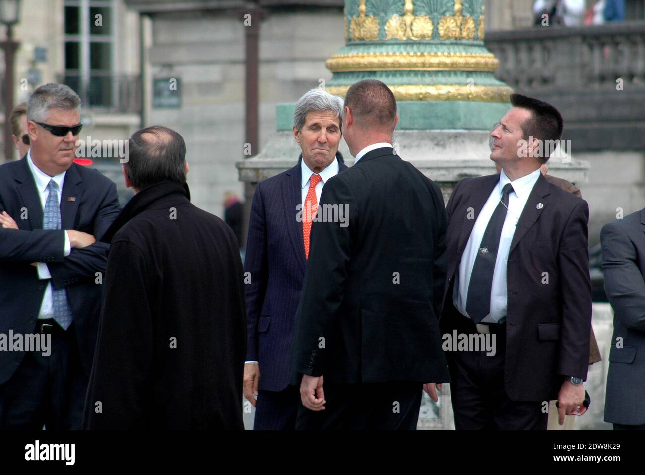 Exklusiv - Passanten achten nicht auf Außenminister John Kerry, der am 5. Juni 2014 in Paris, Frankreich, vor den Feierlichkeiten zum 70. Jahrestag des D-Day in der Normandie den Place de la Concorde und die Champs Elysees unter großer Sicherheit zu Fuß hinaufgeht. Foto von Alain Apaydin/ABACAPRESS.COM Stockfoto