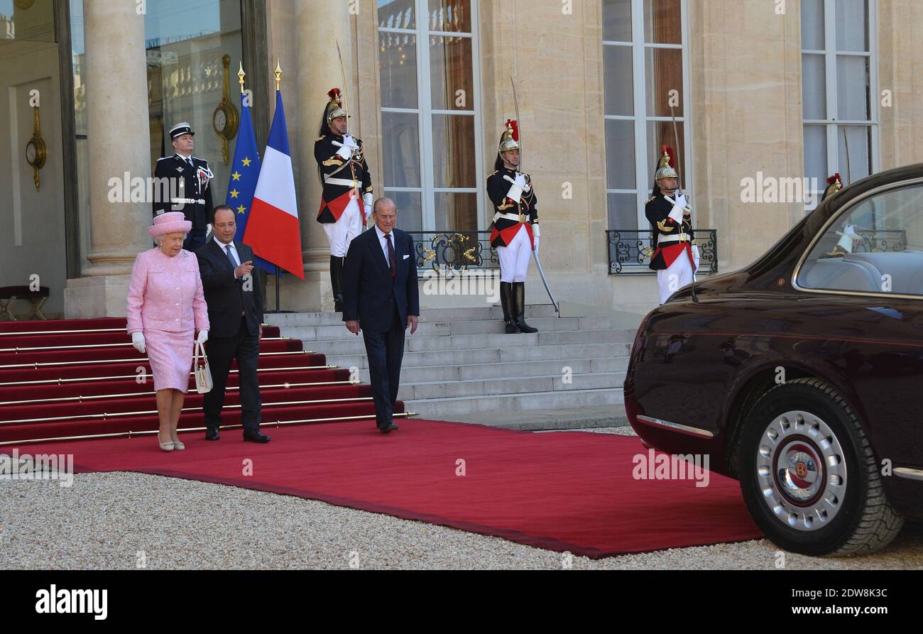 Der französische Präsident Francois Hollande lässt Königin Elizabeth II. Und Herzog von Edinburgh nach einem Treffen im Elysee-Palast in Paris, Frankreich, am 5. Juni 2014, absehen. Die Königin ist auf einem 2-tägigen Staatsbesuch vor den Zeremonien anlässlich des D-Day 70. Jahrestag in der Normandie. Foto von Christian Liewig/ABACAPRESS.COM Stockfoto