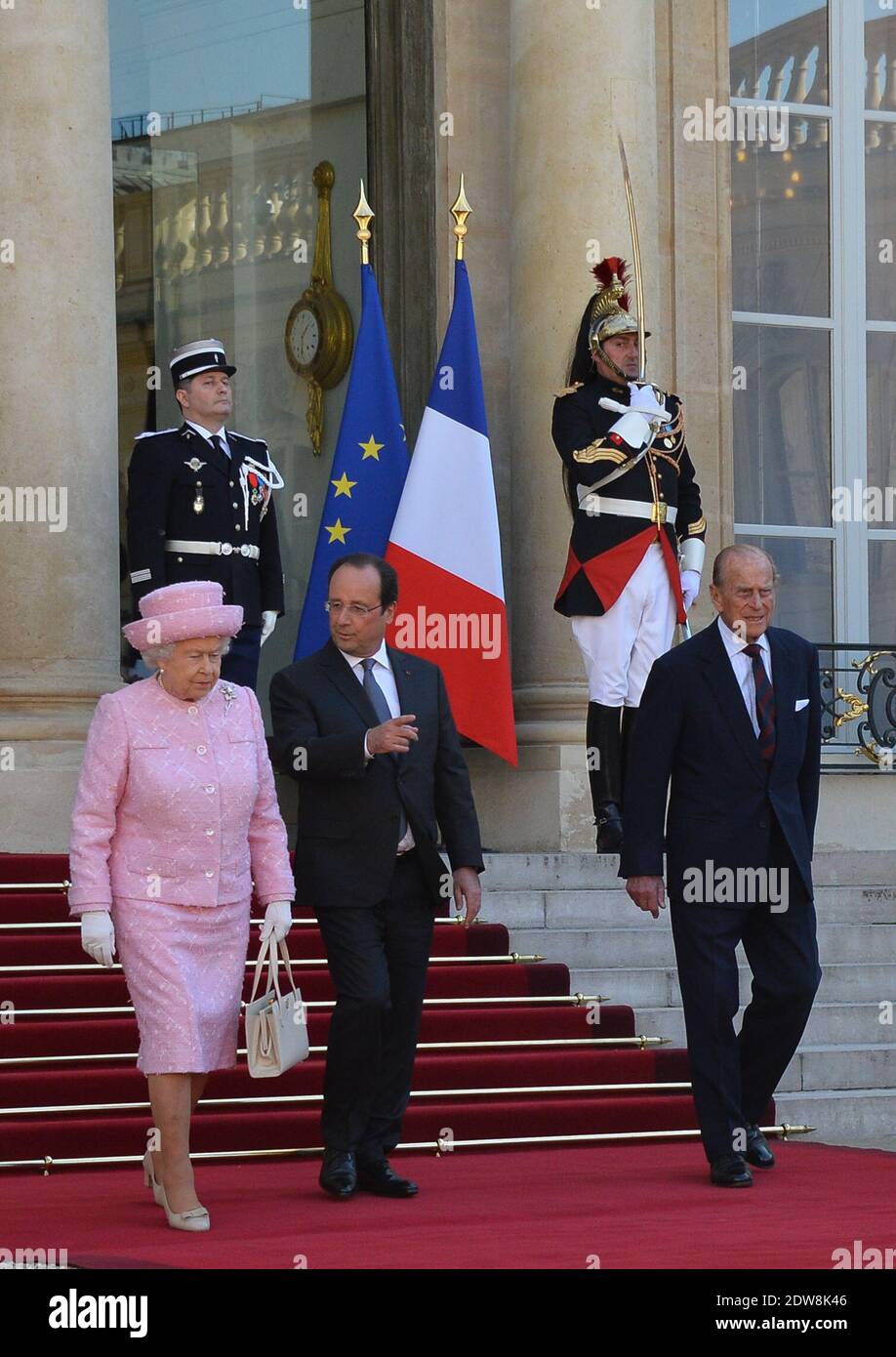 Der französische Präsident Francois Hollande lässt Königin Elizabeth II. Und Herzog von Edinburgh nach einem Treffen im Elysee-Palast in Paris, Frankreich, am 5. Juni 2014, absehen. Die Königin ist auf einem 2-tägigen Staatsbesuch vor den Zeremonien anlässlich des D-Day 70. Jahrestag in der Normandie. Foto von Christian Liewig/ABACAPRESS.COM Stockfoto