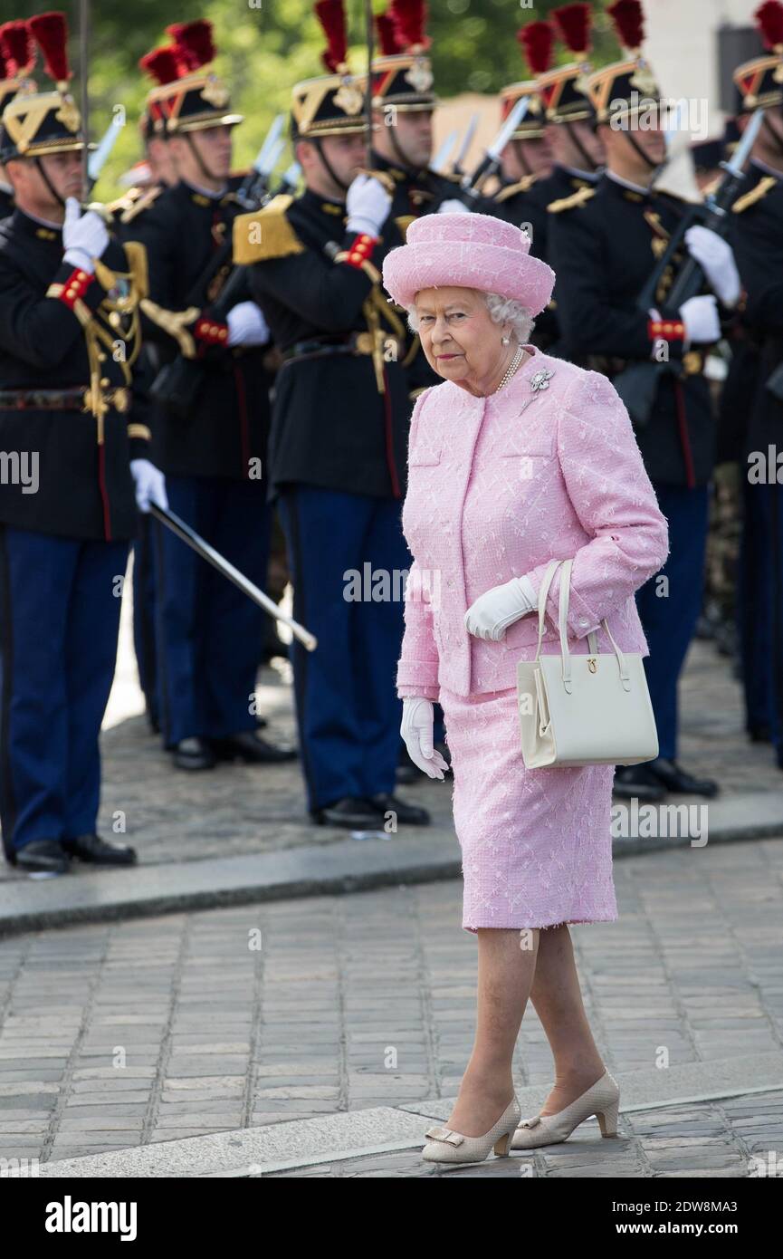 Der französische Präsident Francois Hollande und die britische Königin Elisabeth II. Nehmen am 5. Juni 2014 an einer Kranzniederlegung am Grab des unbekannten Soldaten im Arc de Triomphin Paris, Frankreich, Teil. Foto von Romuald Meigneux/Pool/ABACAPRESS.COM Stockfoto