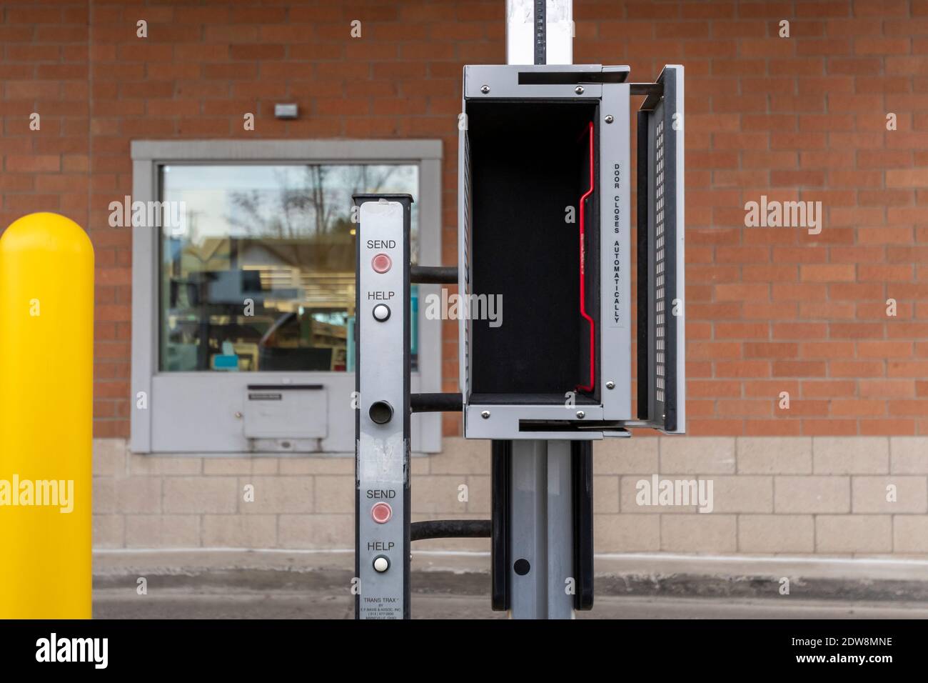 A pneumatic delivery tube manufactured by Trans Trax company at a drive through pharmacy. Stockfoto