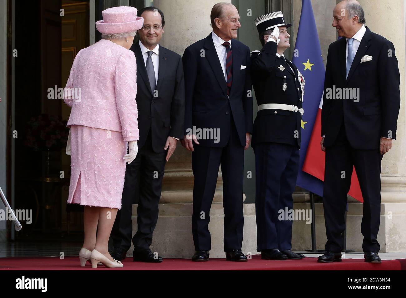 Königin Elisabeth II. Und Königliche Hoheit der Herzog von Edinburgh werden von dem französischen Präsidenten Francois Hollande im Elysee-Präsidentenpalast im Rahmen eines bilateralen Treffens während eines offiziellen Besuchs in Paris vor dem 70. Jahrestag des D-Day am 5. Juni 2014 in Paris, Frankreich, empfangen. Foto von Stephane Lemouton/ABACAPRESS.COM Stockfoto