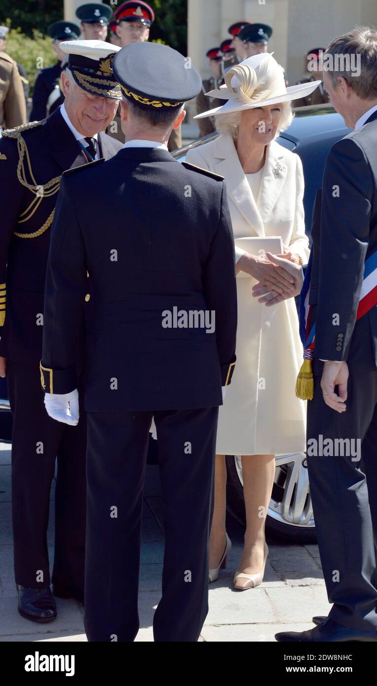 Der britische Prinz Charles und Camilla, Herzogin von Cornwall, nehmen an der binationalen Zeremonie von Frankreich und Großbritannien auf dem Commonwealth war Graves Cemetery in Bayeux Teil, als Teil der offiziellen Zeremonien anlässlich des 70. Jahrestages des D-Day am 6. Juni 2014 in der Normandie, Frankreich. Foto von Abd Rabbo-Bernard-Gouhier-Mousse/ABACAPRESS.COM Stockfoto