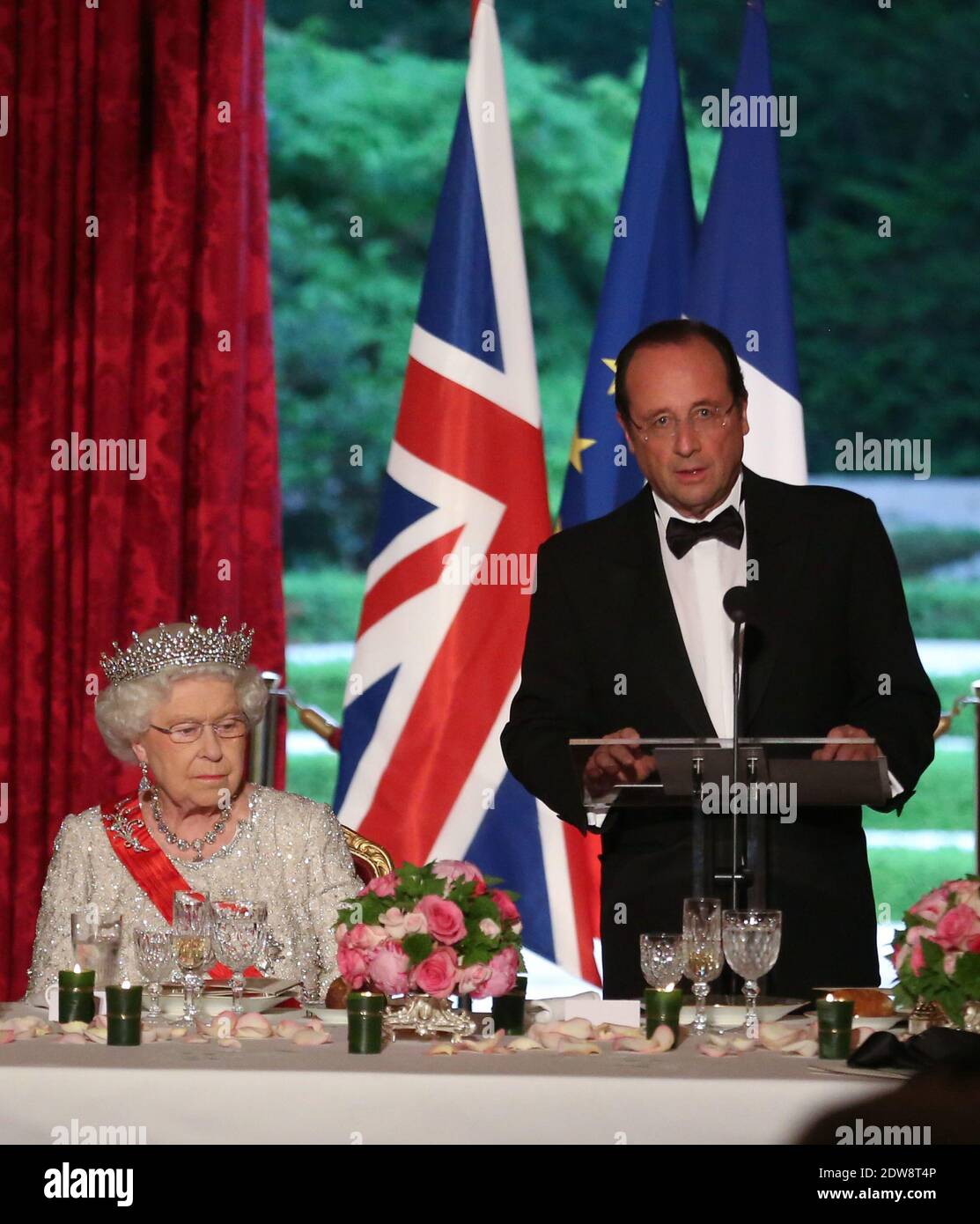 Der französische Präsident Francois Hollande übergibt der britischen Königin Elizabeth II. Am 06. Juni 2014 im Anschluss an die internationalen D-Day-Gedenkfeiern in der Normandie anlässlich des 70. Jahrestages der Landung der Alliierten im Zweiten Weltkrieg in der Normandie einen Speach nrext. Foto von Hamilton/Pool/ABACAPRESS.COM Stockfoto