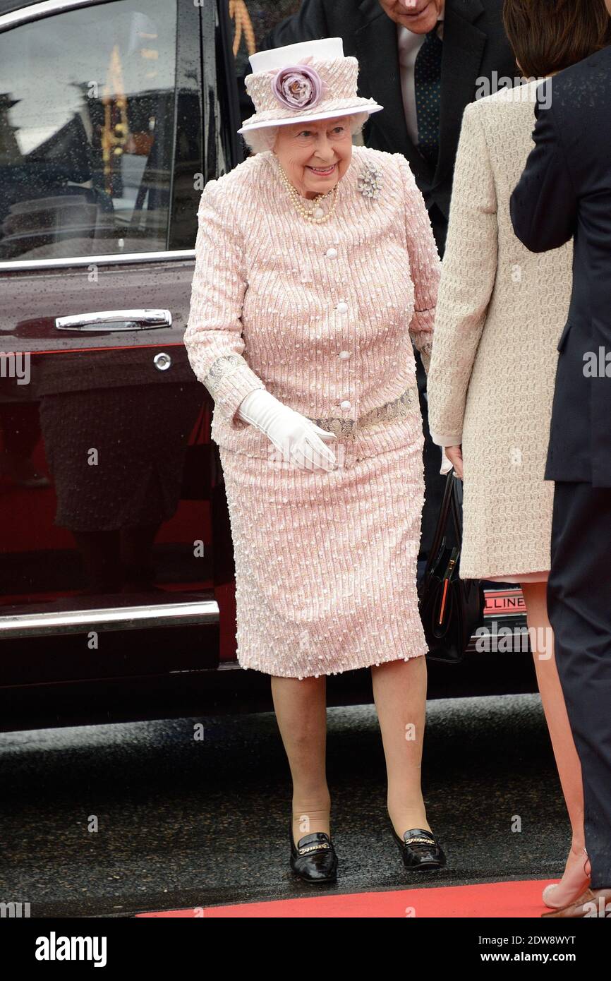 Die Königin Elisabeth II. Und die Königliche Hoheit der Herzog von Edinburgh werden von der französischen Bürgermeisterin Anne Hidalgo im Rathaus empfangen, als Teil des Staatsbesuchs der Königin in Paris, Frankreich, am 7. Juni 2014. Foto von Nicolas Briquet/ABACAPRESS.COM Stockfoto