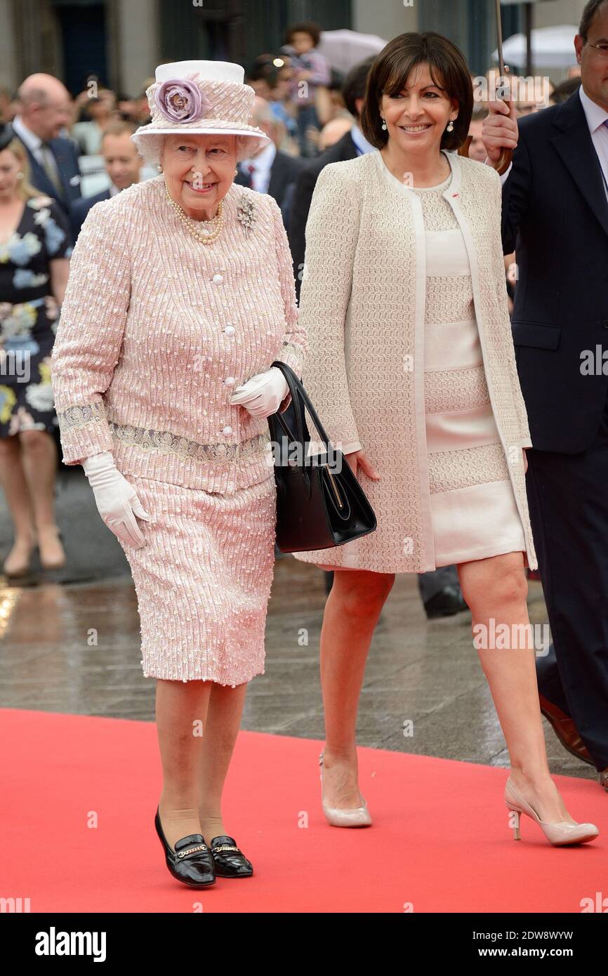 Die Königin Elisabeth II. Und die Königliche Hoheit der Herzog von Edinburgh werden von der französischen Bürgermeisterin Anne Hidalgo im Rathaus empfangen, als Teil des Staatsbesuchs der Königin in Paris, Frankreich, am 7. Juni 2014. Foto von Nicolas Briquet/ABACAPRESS.COM Stockfoto