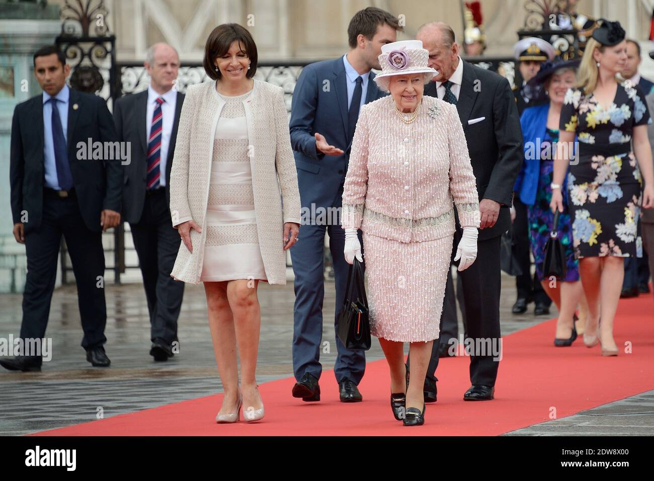 Die Königin Elisabeth II. Und die Königliche Hoheit der Herzog von Edinburgh werden von der französischen Bürgermeisterin Anne Hidalgo im Rathaus empfangen, als Teil des Staatsbesuchs der Königin in Paris, Frankreich, am 7. Juni 2014. Foto von Nicolas Briquet/ABACAPRESS.COM Stockfoto
