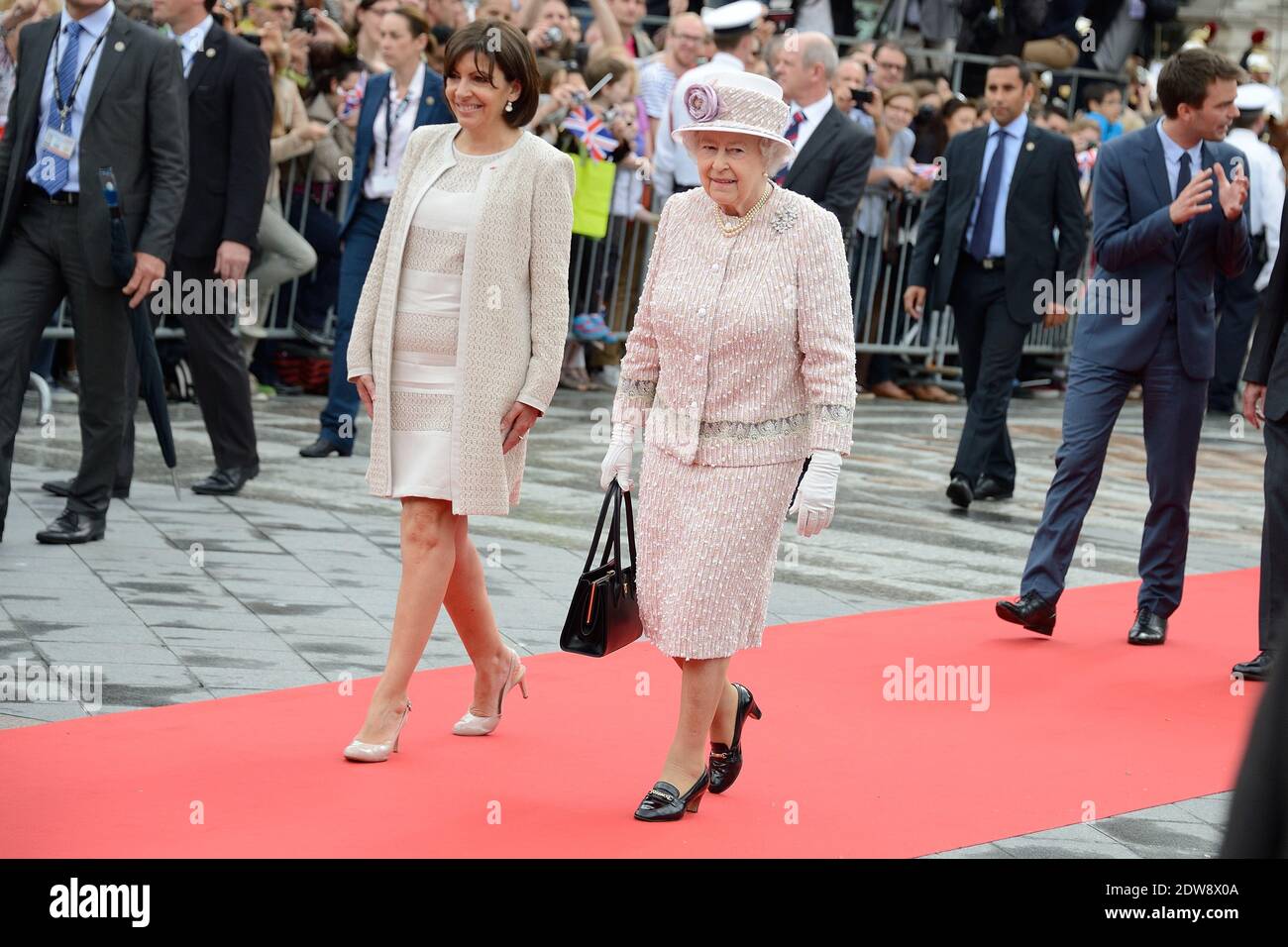 Die Königin Elisabeth II. Und die Königliche Hoheit der Herzog von Edinburgh werden von der französischen Bürgermeisterin Anne Hidalgo im Rathaus empfangen, als Teil des Staatsbesuchs der Königin in Paris, Frankreich, am 7. Juni 2014. Foto von Nicolas Briquet/ABACAPRESS.COM Stockfoto