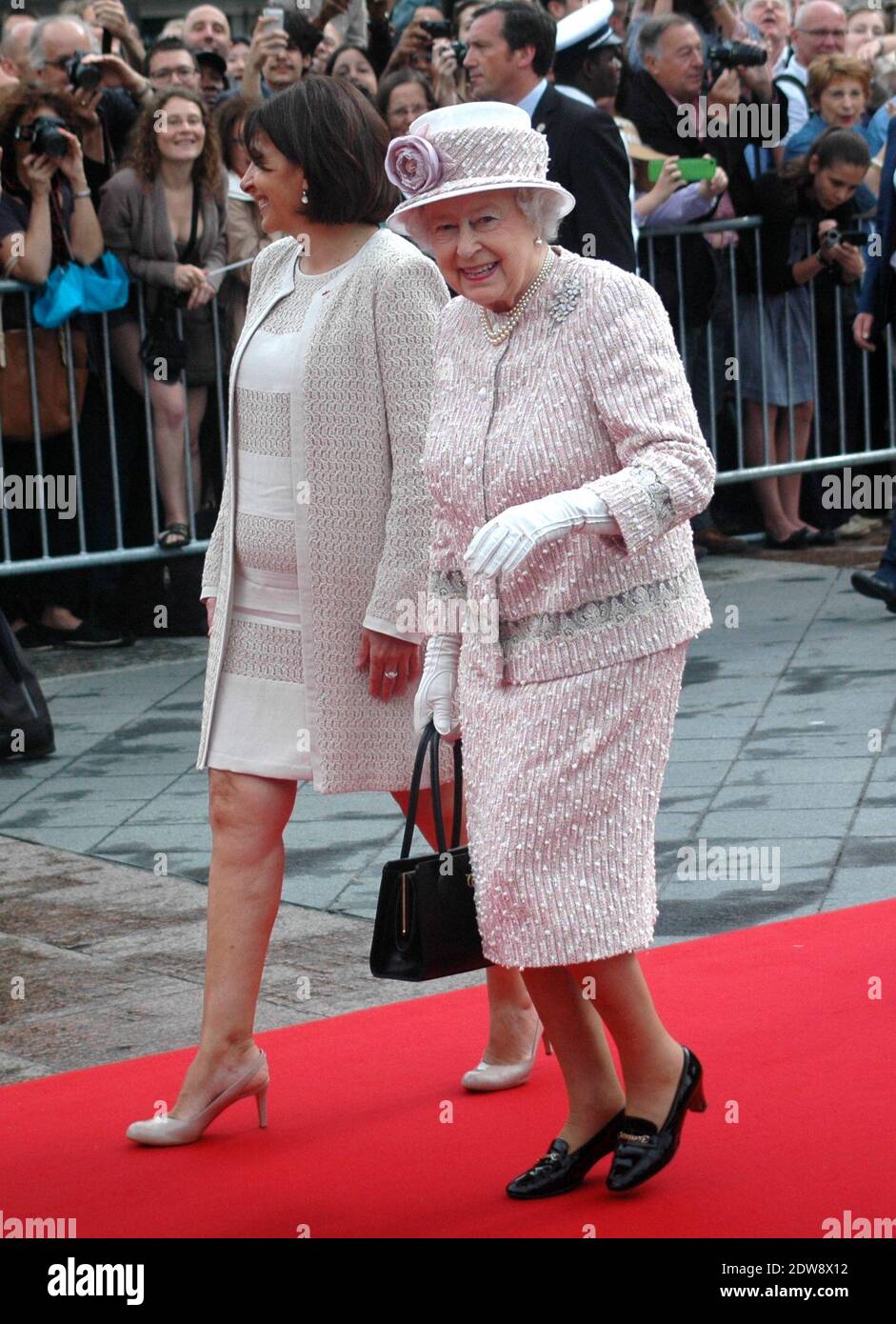 Die Königin Elisabeth II. Und die Königliche Hoheit der Herzog von Edinburgh werden von der französischen Bürgermeisterin Anne Hidalgo im Rathaus empfangen, als Teil des Staatsbesuchs der Königin in Paris, Frankreich, am 7. Juni 2014. Foto von Alain Apaydin/ABACAPRESS.COM Stockfoto