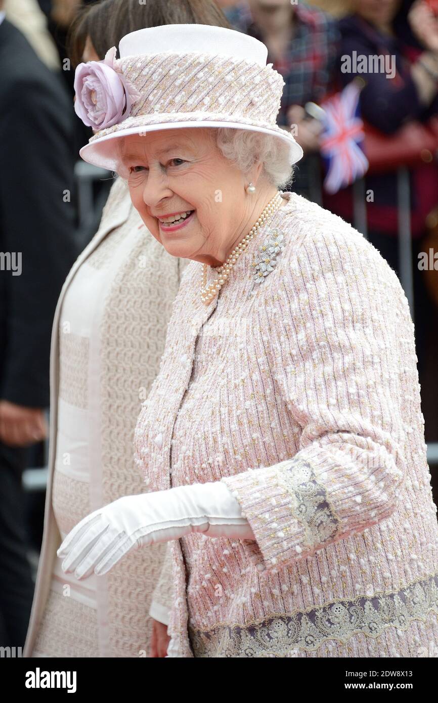 Die Königin Elisabeth II. Und die Königliche Hoheit der Herzog von Edinburgh werden von der französischen Bürgermeisterin Anne Hidalgo im Rathaus empfangen, als Teil des Staatsbesuchs der Königin in Paris, Frankreich, am 7. Juni 2014. Foto von Nicolas Briquet/ABACAPRESS.COM Stockfoto