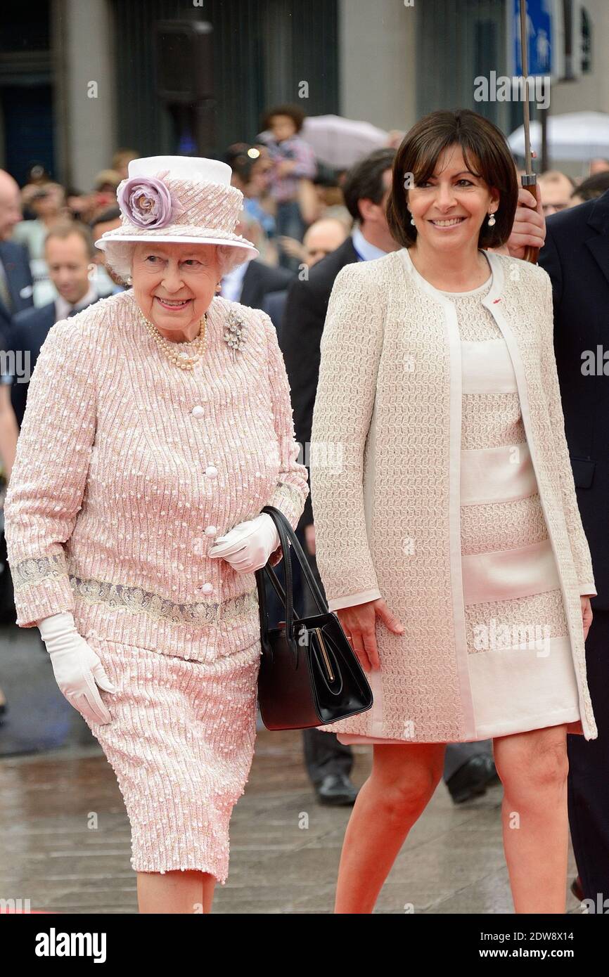 Die Königin Elisabeth II. Und die Königliche Hoheit der Herzog von Edinburgh werden von der französischen Bürgermeisterin Anne Hidalgo im Rathaus empfangen, als Teil des Staatsbesuchs der Königin in Paris, Frankreich, am 7. Juni 2014. Foto von Nicolas Briquet/ABACAPRESS.COM Stockfoto